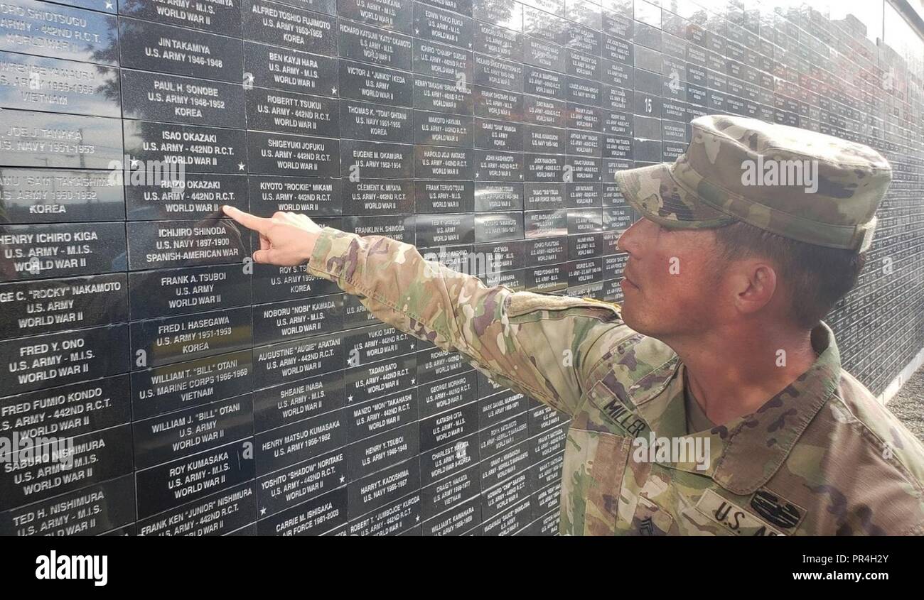 Staff Sgt. Lucas Miller verweist auf einen Backstein auf der Nisei Veteran Ausschuss Mauer der Erinnerung mit den Namen seines großen Onkel, mit dem 442Nd Regimental Combat Team während des Zweiten Weltkriegs in Seattle, Washington am 10. September. Die Wand ist mit mehr als 3.500 Ziegel gesäumt, graviert mit dem Namen der Asian-Americans, die in Lagern in den Vereinigten Staaten aufgrund ihrer Rasse interniert waren, oder im US-Militär während des Zweiten Weltkriegs diente. Stockfoto