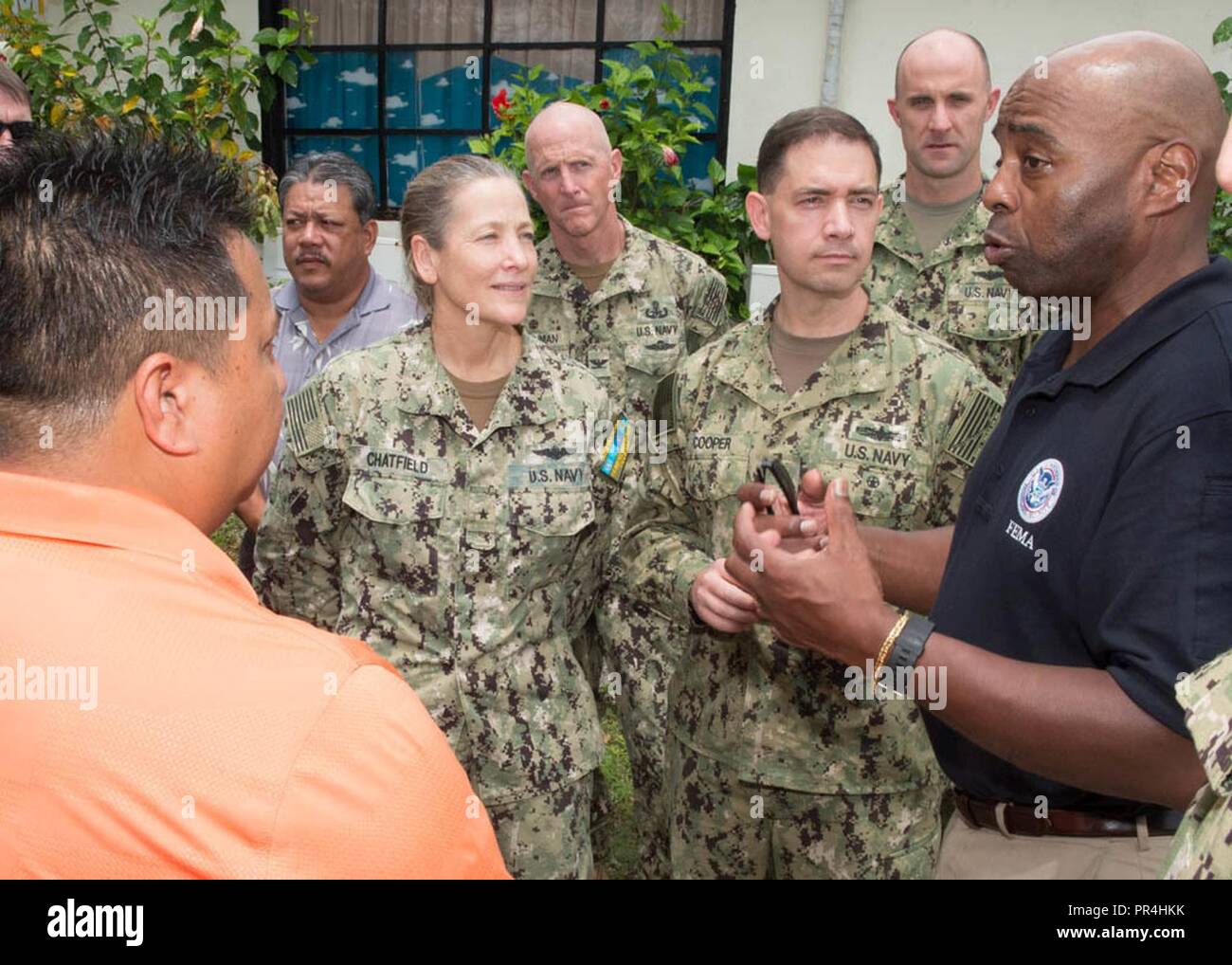 TINIAN, Commonwealth der Nördlichen Marianen (Sept. 14, 2018) Herr Willie Nunn, Bundes Koordinierungsbeamte für die Federal Emergency Management Agency (FEMA), erörtert die Commonwealth der Nördlichen Marianen (Cnmi) Hilfsmaßnahmen mit Gouverneur des Commonwealth der Nördlichen Marianen (Cnmi) Ralph Torres, hintere Adm. Brad Cooper, Commander, Amphibischen Kraft Siebten Flotte, hintere Adm. Smilla Chatfield, Commander, gemeinsame Region Marianas und andere lokale Beamte. Die Wespe Expeditionary Strike Group, 31 Marine Expeditionary Unit Team unterstützte die lokalen Agenturen und FEMA mit distr Stockfoto