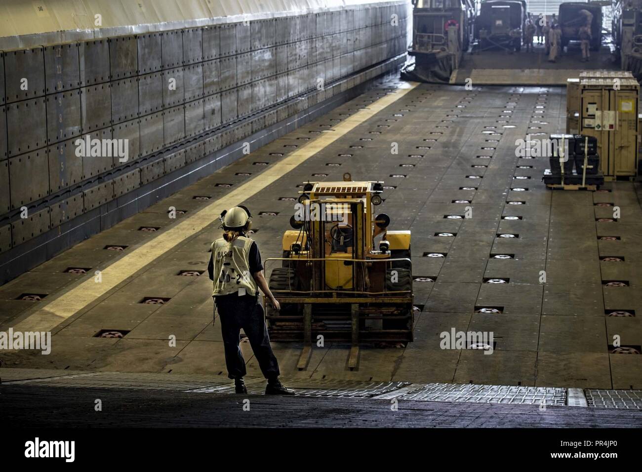 Golf von Aden (Sept. 10, 2018) - der bootsmann Mate 1. Klasse Amanda Carlson beobachtet die OnLoad-Methode der Landing Craft air cushion, zum Angriff Handwerk Einheit 5 beigefügt, in dem Deck von Wasp-Klasse amphibisches Schiff USS Essex (LL 2) während der Teilnahme an Theater amphibischen Kampagne Probe (TACR) 18. Geführt von Naval Amphibious Force, Task Force 51/5 th Marine Expeditionary Brigade, TACR integriert die US Navy und Marine Corps Vermögenswerte zu üben und eine Reihe von kritischen bekämpfen - ähnliche Funktionen für US Central Command, sowohl über Wasser und an Land, Stabilität und Sicherheit zu fördern Proben Stockfoto