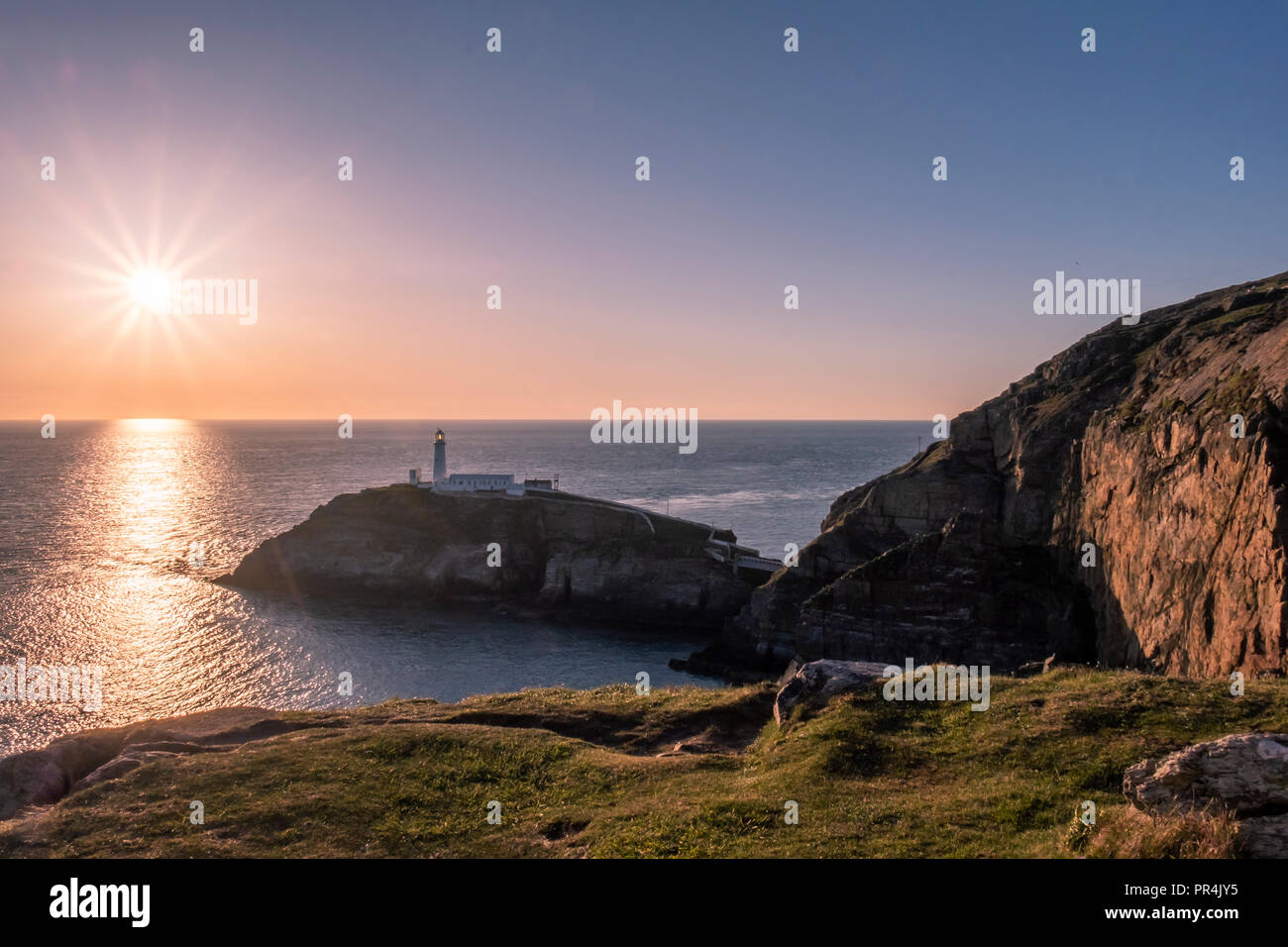 Sonnenuntergang am South Stack Leuchtturm auf Anglesey in Wales - Vereinigtes Königreich Stockfoto