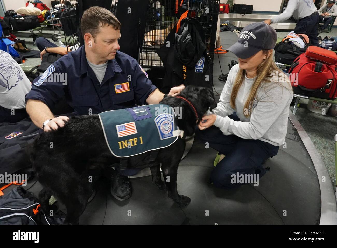 Us-amerikanischen Zoll- und Grenzschutzbehörden erleichtert eine Operationsbasis für die Federal Emergency Management Agency (FEMA) Indiana Task Force 1 (INTF-1) am Standort des CBP in der Wilmington International Airport, Wilmington, NC. INTF-1 wurde die Durchführung von Such- und Rettungsmaßnahmen und die Wiederherstellung der Verkehrswege seit dem Ankommen am 12. September 2018. USCBP Stockfoto