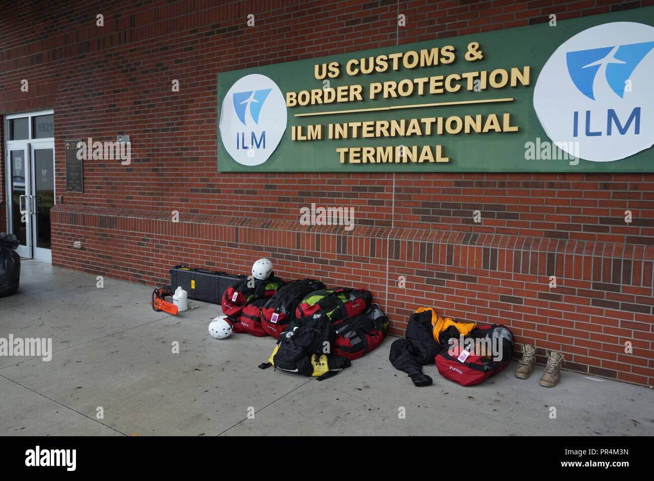 Us-amerikanischen Zoll- und Grenzschutzbehörden erleichtert eine Operationsbasis für die Federal Emergency Management Agency (FEMA) Indiana Task Force 1 (INTF-1) am Standort des CBP in der Wilmington International Airport, Wilmington, NC. INTF-1 wurde die Durchführung von Such- und Rettungsmaßnahmen und die Wiederherstellung der Verkehrswege seit dem Ankommen am 12. September 2018. USCBP Stockfoto