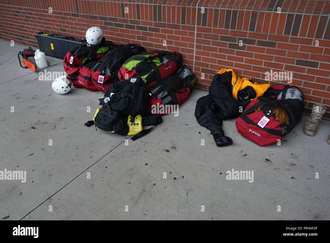 Us-amerikanischen Zoll- und Grenzschutzbehörden erleichtert eine Operationsbasis für die Federal Emergency Management Agency (FEMA) Indiana Task Force 1 (INTF-1) am Standort des CBP in der Wilmington International Airport, Wilmington, NC. INTF-1 wurde die Durchführung von Such- und Rettungsmaßnahmen und die Wiederherstellung der Verkehrswege seit dem Ankommen am 12. September 2018. USCBP Stockfoto