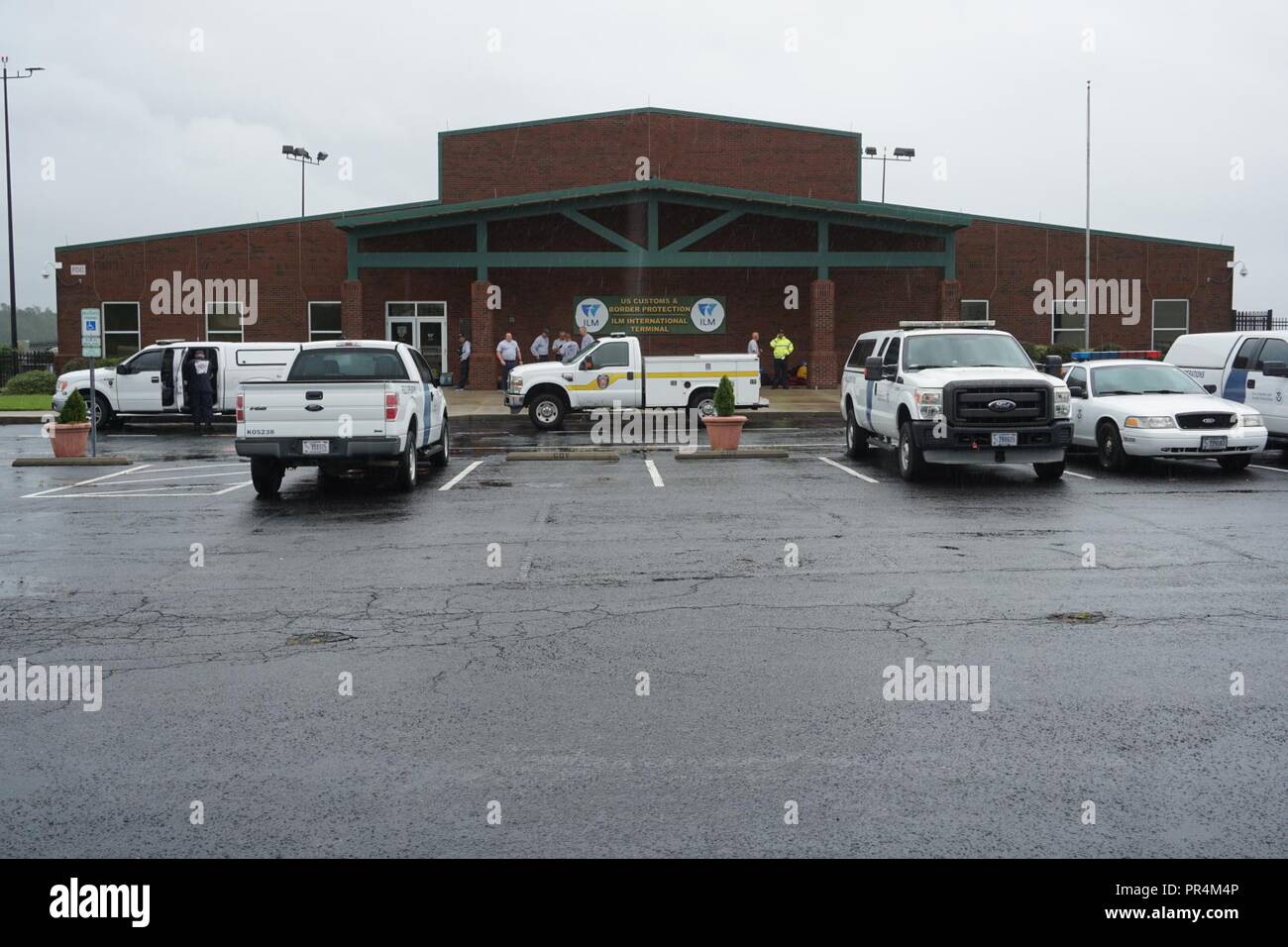 Us-amerikanischen Zoll- und Grenzschutzbehörden erleichtert eine Operationsbasis für die Federal Emergency Management Agency (FEMA) Indiana Task Force 1 (INTF-1) am Standort des CBP in der Wilmington International Airport, Wilmington, NC. INTF-1 wurde die Durchführung von Such- und Rettungsmaßnahmen und die Wiederherstellung der Verkehrswege seit dem Ankommen am 12. September 2018. USCBP Stockfoto