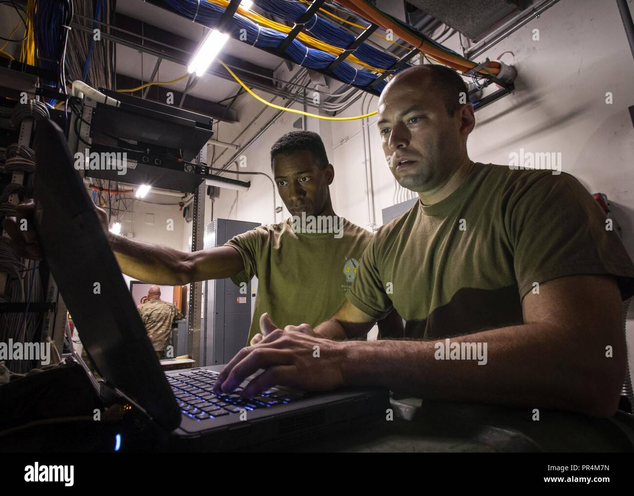 Südcarolina Army National Guard Staff Sgt. Jesse Mullinax und SPC. Harold Robison, von der 228th Signal Brigade aus Spartanburg, South Carolina, Einrichten der Gemeinsamen Incident Site Command Center (JISCC) Paket an die Horry County Emergency Operations Center (EOC) mit einem Back-up Communications System. Die JISCC Paket an Ort und Stelle ist und bereit für den Fall, dass für den Betrieb der Grafschaft EOC Netzwerk Konnektivität und Kommunikation Systeme nicht aufgrund der Auswirkungen des tropischen Sturms Florenz. Die JISCC kann der EOC, weiterhin auf die Bedürfnisse der Gemeinschaft zu reagieren. Stockfoto