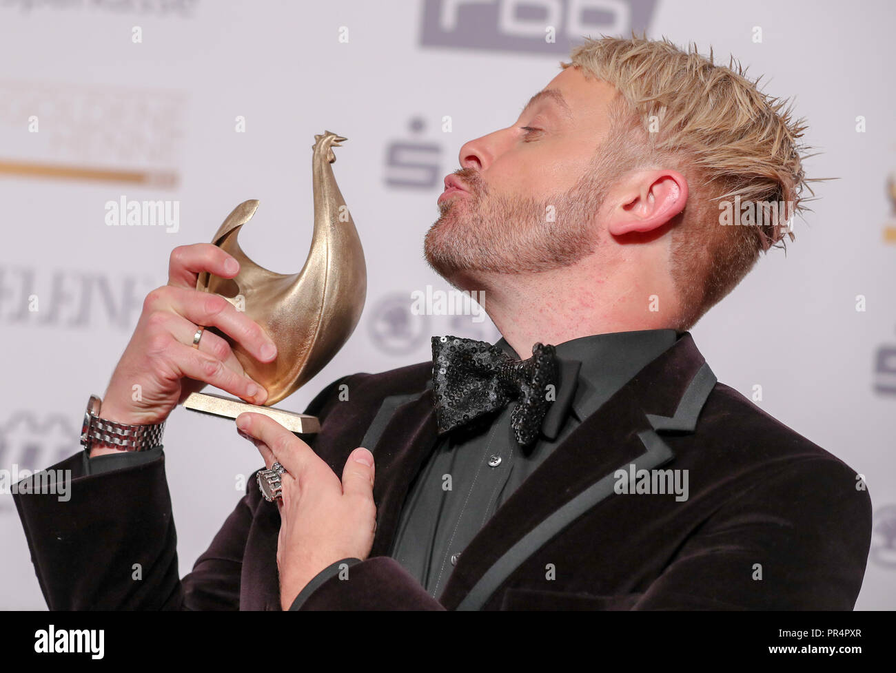 28. September 2018, Sachsen, Leipzig: Ross Antony feiern, nachdem Sie die "Goldene Henne" ("Goldene Henne") in Leipzig. Insgesamt 53 Persönlichkeiten aus Wirtschaft, Gesellschaft und Sport wurden für den Award nominiert. Die Goldene Henne ist auf die DDR Entertainerin Helga Hahnemann, der 1991 starb. Der Publikumspreis wird alljährlich vom Mitteldeutschen Rundfunk (MDR), der Rundfunk Berlin-Brandenburg (RBB) und der Zeitschrift Super-Illu vorgestellt. Foto: Jan Woitas/dpa-Zentralbild/dpa Stockfoto