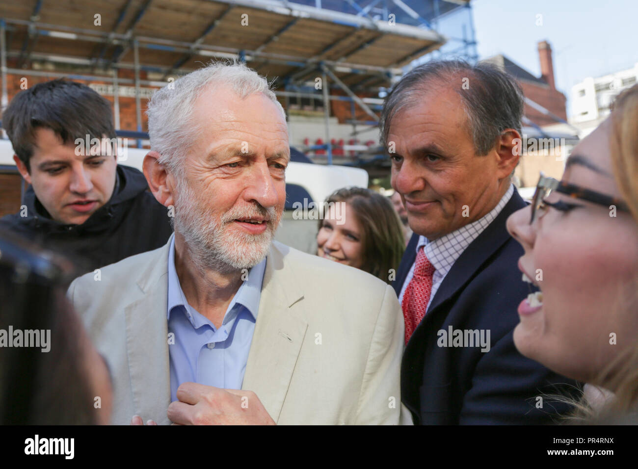 Halesowen, West Midlands, UK. 29. September 2018. Der Führer der Jeremy Corbyn kommt an einer Rallye Unterstützung für die Arbeit der Kampagne für die halesowen und Rowley Regis Wahlkreis zu gewinnen. Peter Lopeman/Alamy leben Nachrichten Stockfoto