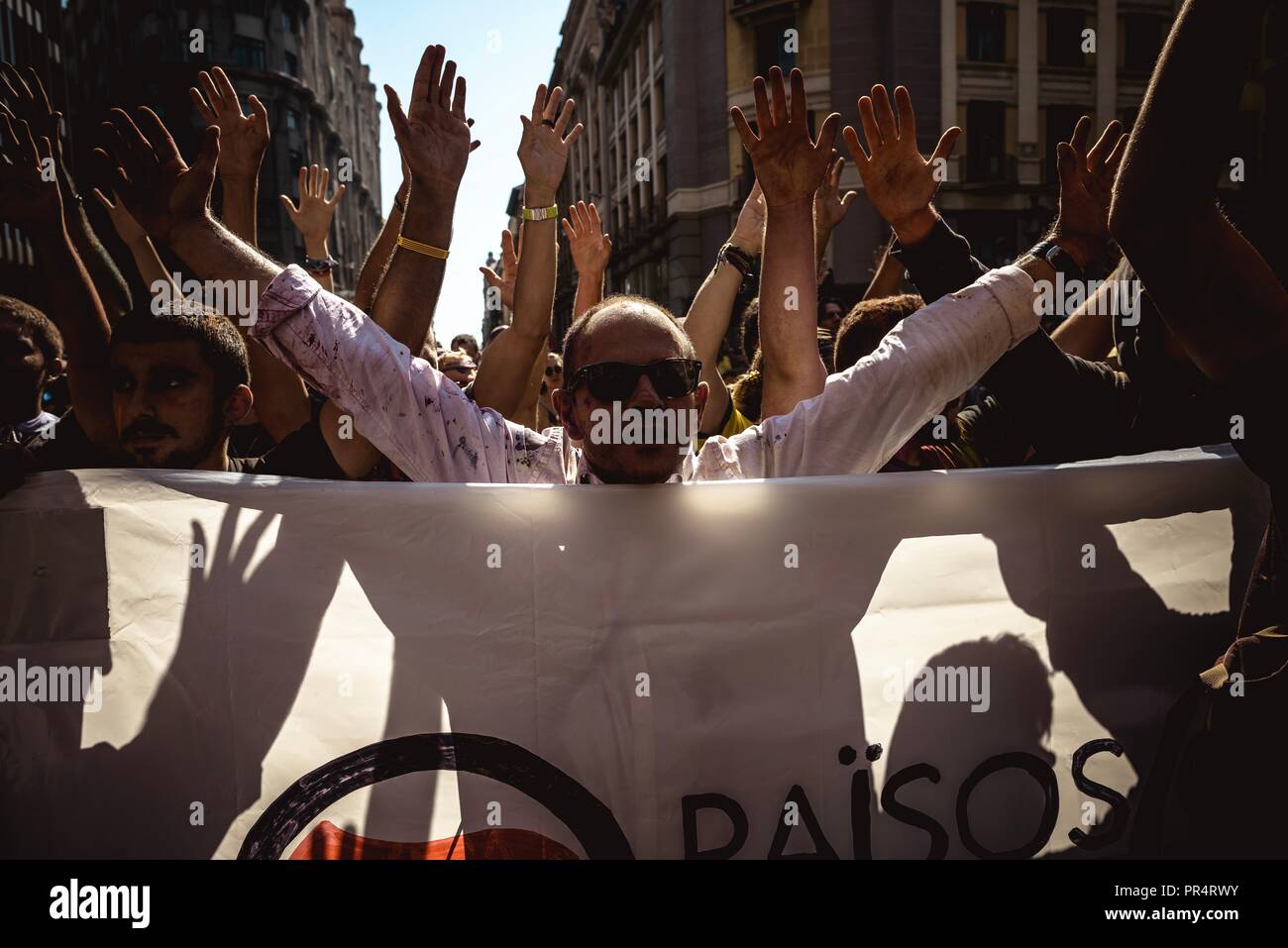 Barcelona, Spanien. 29. September 2018: Die katalanischen Unabhängigkeit Aktivisten shout Slogans als Polizeibeamte der nationalen Polizei und der Guardia Civil März durch Barcelona Hommage an die Teilnehmer der letzten Jahre 'operacion Copernico" zahlen, einen massiven Polizeieinsatz in den katalanischen Secession Referendum am 1. Oktober und zu protestieren für ein Gehalt Gleichstellung mit den regionalen Polizeibehörden Credit: Matthias Oesterle/Alamy leben Nachrichten Stockfoto