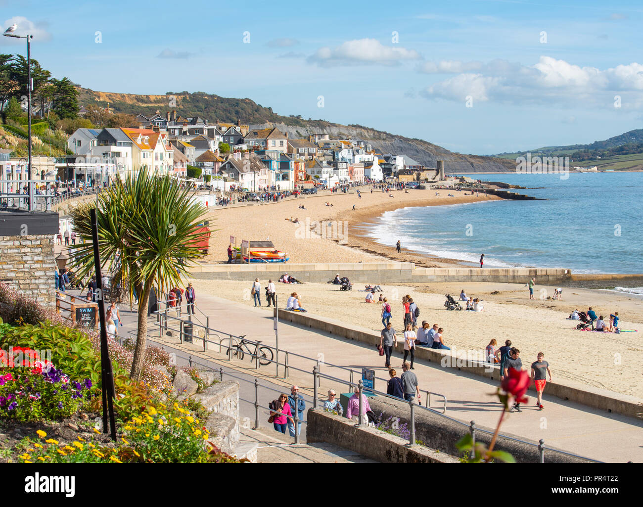 Lyme Regis, Dorset, Großbritannien. 29. September 2018. UK Wetter: Menschen genießen Sie ungewöhnlich warmen Sonnenschein und strahlend blauen Himmel in den Badeort Lyme Regis auf einem anderen glorreichen September Wochenende. Credit: Celia McMahon/Alamy leben Nachrichten Stockfoto