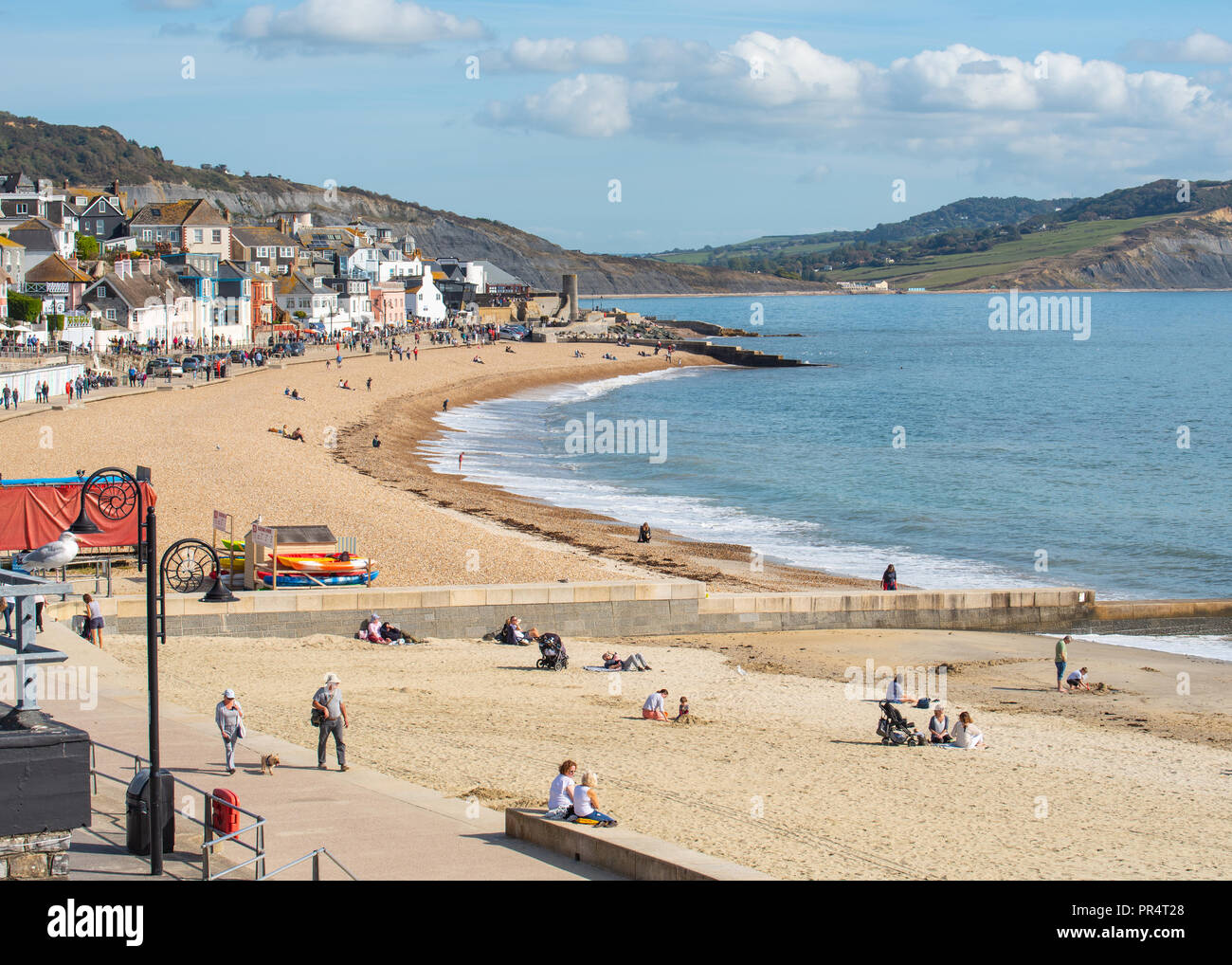 Lyme Regis, Dorset, Großbritannien. 29. September 2018. UK Wetter: Menschen genießen Sie ungewöhnlich warmen Sonnenschein und strahlend blauen Himmel in den Badeort Lyme Regis auf einem anderen glorreichen September Wochenende. Credit: Celia McMahon/Alamy leben Nachrichten Stockfoto