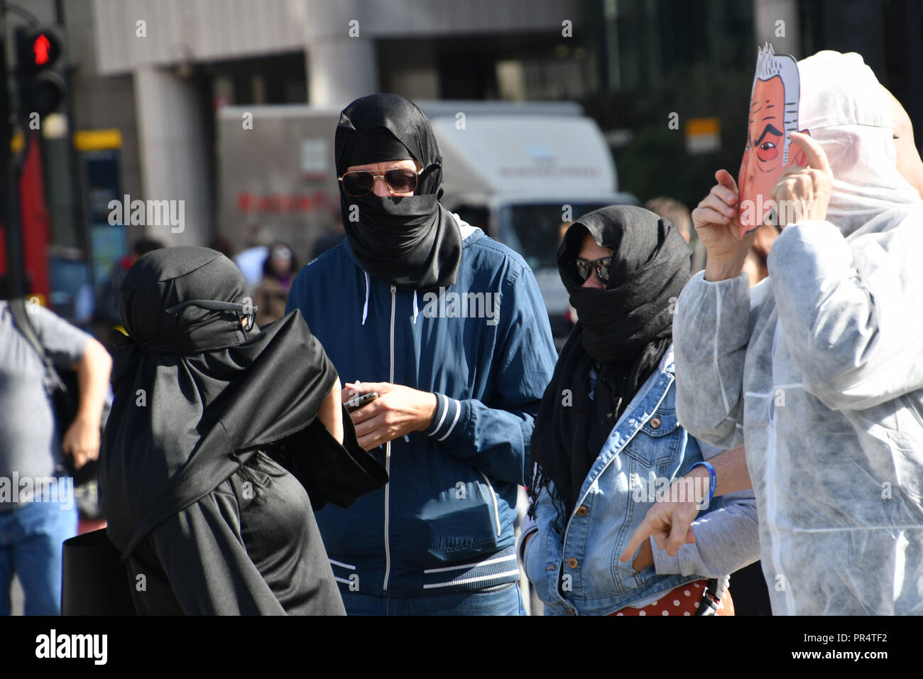 London, Großbritannien. 29. September 2018. Nur über etwa 20 weit - rechte Islamophobie Demonstration gegen die Burka mock mit das Tragen von Burka auf dem Trafalgar Square, London, UK. 29. September 2018. Bild Capital/Alamy leben Nachrichten Stockfoto