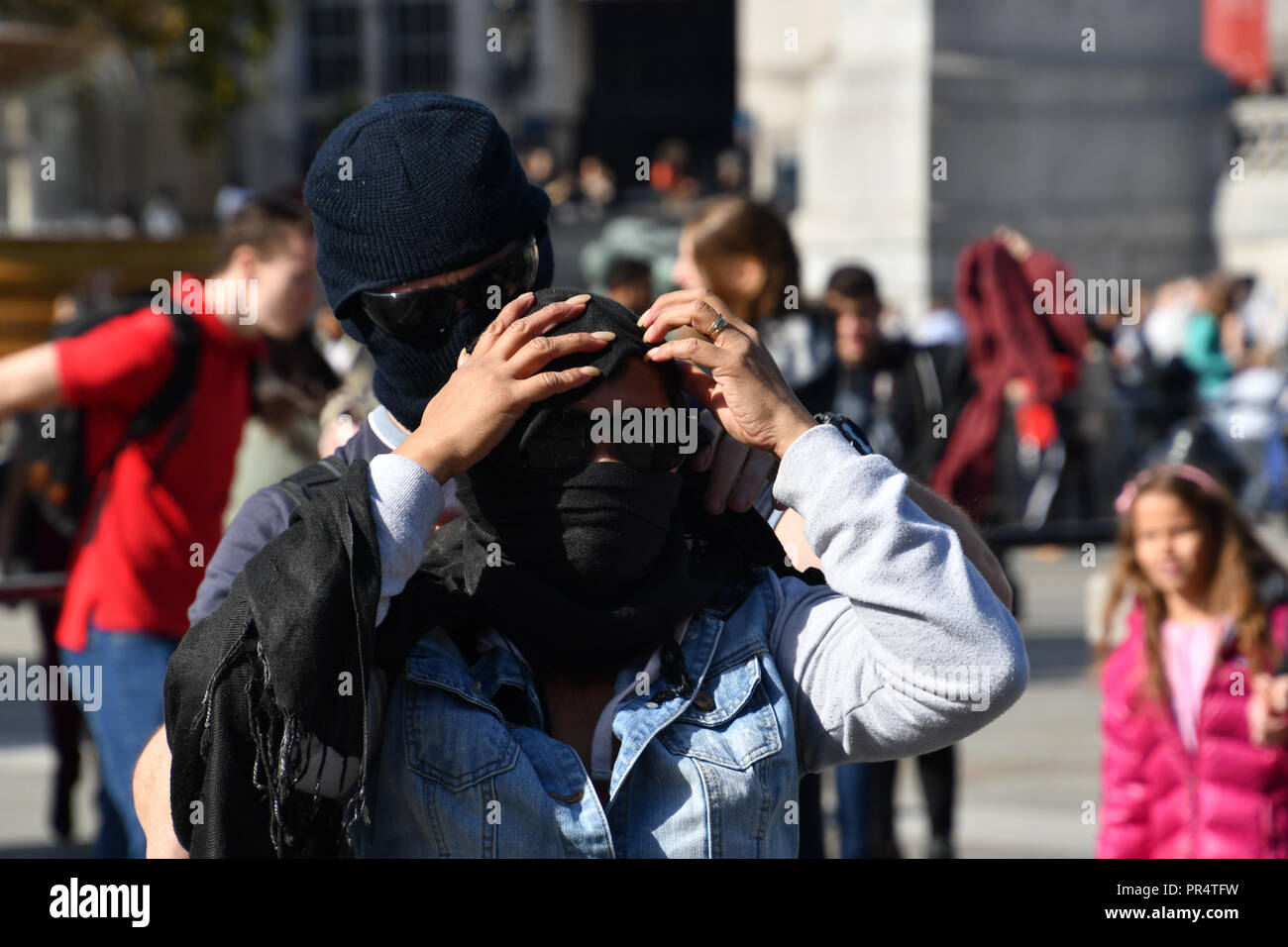 London, Großbritannien. 29. September 2018. Nur über etwa 20 weit - rechte Islamophobie Demonstration gegen die Burka mock mit das Tragen von Burka auf dem Trafalgar Square, London, UK. 29. September 2018. Bild Capital/Alamy leben Nachrichten Stockfoto