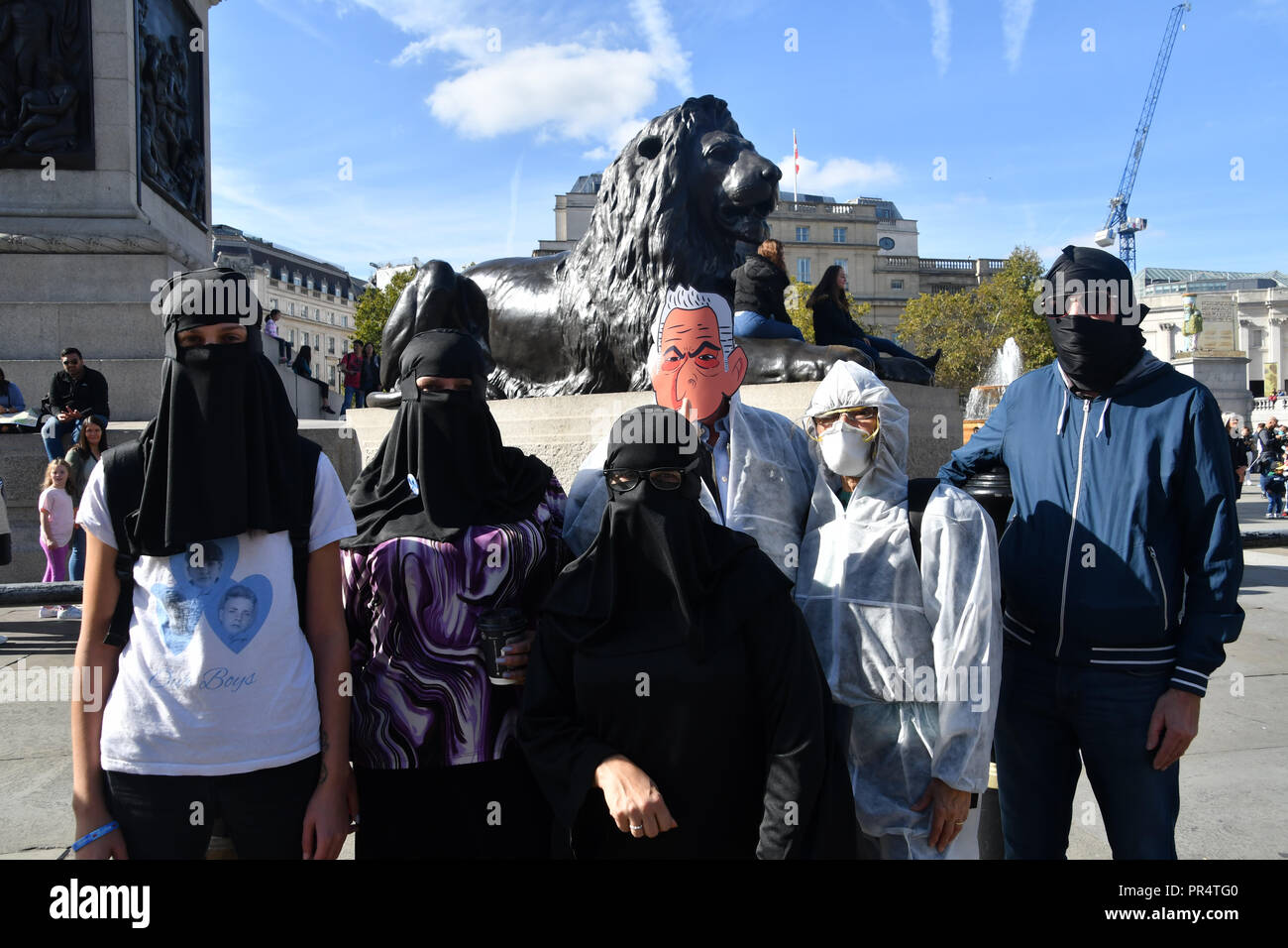 London, Großbritannien. 29. September 2018. Nur über etwa 20 weit - rechte Islamophobie Demonstration gegen die Burka mock mit das Tragen von Burka auf dem Trafalgar Square, London, UK. 29. September 2018. Bild Capital/Alamy leben Nachrichten Stockfoto