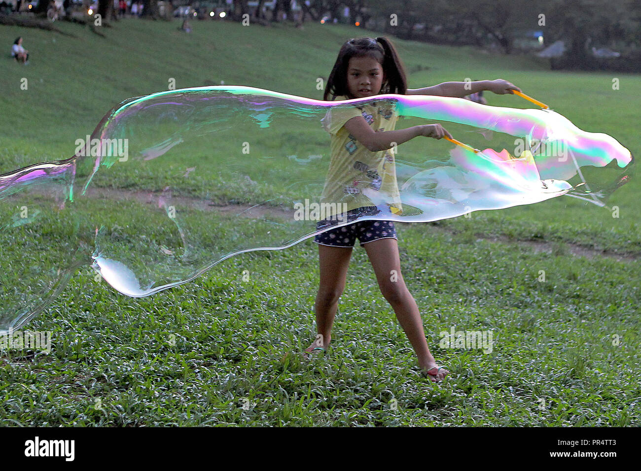 Quezon City, Philippinen. 29 Sep, 2018. Ein Mädchen macht grosse Blasen während des Wochenendes in Quezon City, Philippinen, Sept. 29, 2018. Credit: rouelle Umali/Xinhua/Alamy leben Nachrichten Stockfoto