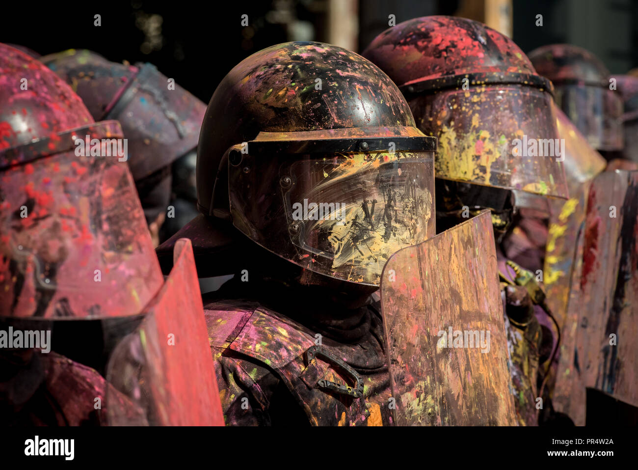 Barcelona, Spanien. September 29, 2018 - Barcelona, Katalonien, Spanien - Katalanisch regionale Polizei (mossos Esquadra) im Lack Block eine pro-unabhängigkeit Protest in Barcelona. Pro-unabhängigkeit Anhänger demonstrierten gegen einen Marsch zur Unterstützung der spanischen Polizei. Neben ersten Oktober dm ein Jahr der Katalanischen Referendum über die Unabhängigkeit, die Hunderte von injuried Wähler durch die spanische Polizei Durchgreifen. Credit: Jordi Boixareu/Alamy leben Nachrichten Stockfoto