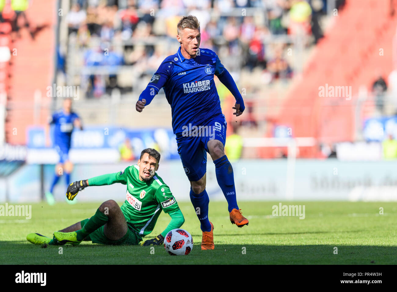 Ziel 1 0 Torwart Marvin Pourie Ksc Spielt Uber Das Freimutige