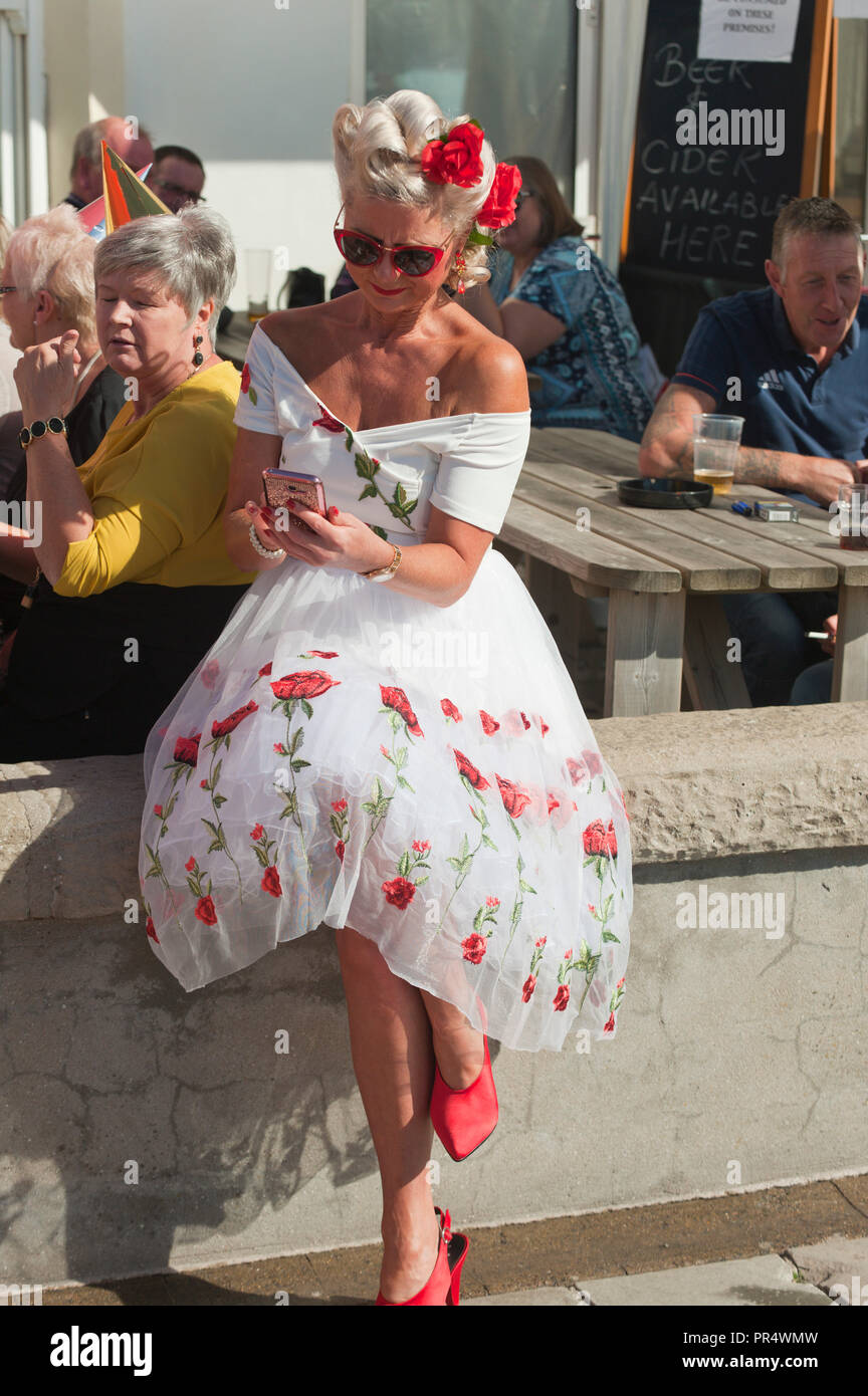 Porthcawl, Mid Glamorgan, Wales, UK. 29. September 2018. Weibliche Elvis Fans haben Spaß in der Sonne, in den 1950er Jahren Priscilla Presley Outfits auf den zweiten Tag des Festivals. Zehntausende von Elvis Presley Fans steigen auf der kleinen walisischen Küstenstadt Porthcawl in South Wales für drei Tag große Feier der König und Elvis Tribut Künstler auf das grösste Festival seiner Art in der Welt zu hören. © Graham M. Lawrence/Alamy Leben Nachrichten. Stockfoto