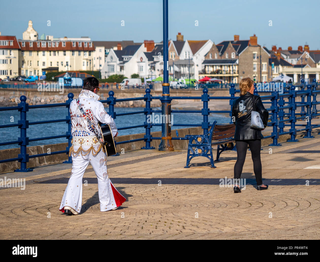 Porthcawl, Großbritannien. 29. September 2018. . Zwei Lüfter Position entlang Porthcawl Promenade Richtung die jährliche Wochenende - lange Elvis Festival Credit: Paul Nicholas/Alamy leben Nachrichten Stockfoto