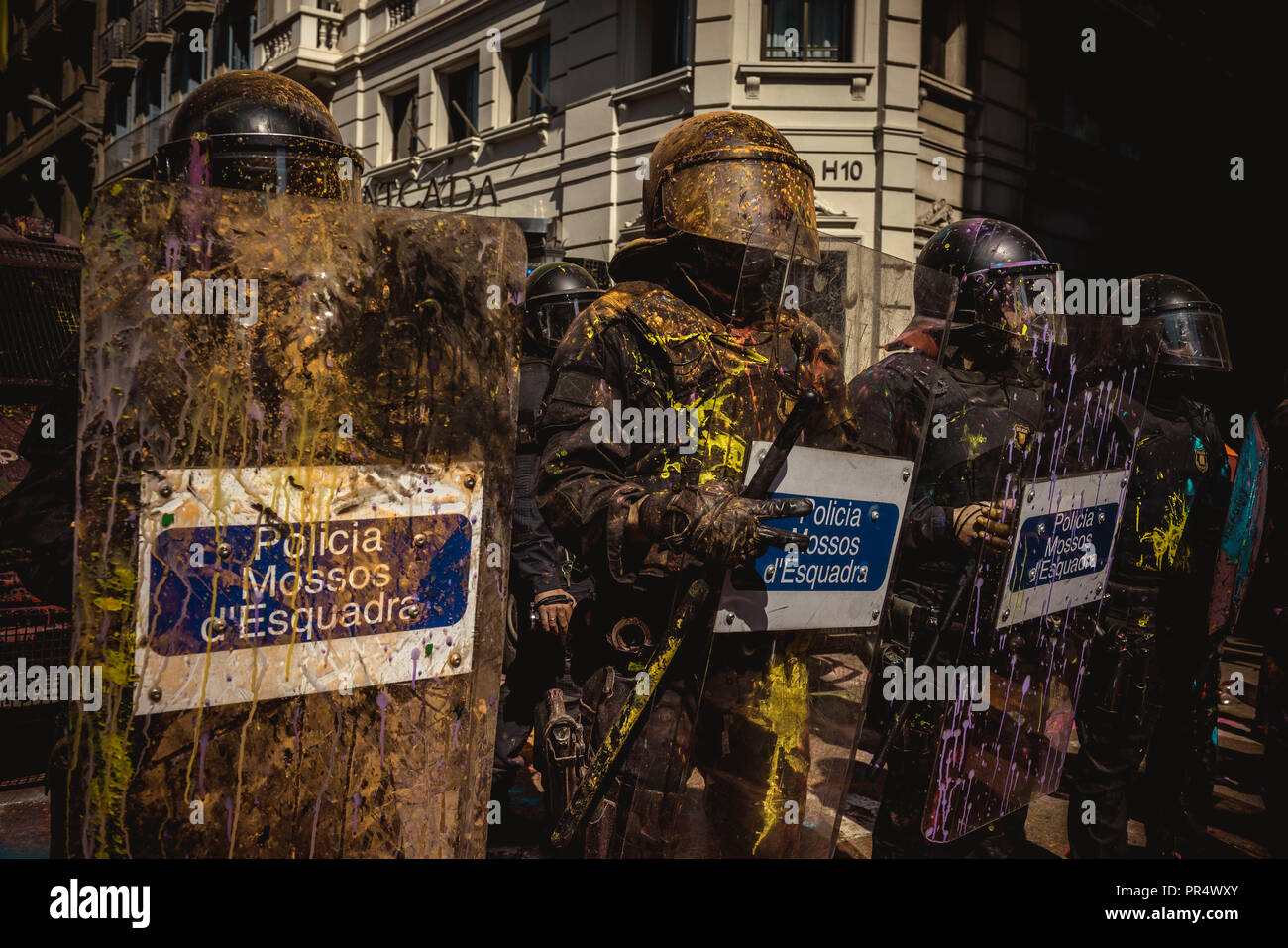 Barcelona, Spanien. 29. September 2018: die katalanische Polizei Agenten stand Guard, wie sie durch Farbe Beutel aus pro geworfen gefärbt sind - Unabhängigkeit Aktivisten protestieren vor s demonstrstion von Polizeibeamten der nationalen Polizei und der Guardia Civil durch Barcelona marching Hommage an die Teilnehmer der letzten Jahre 'operacion Copernico" zahlen, einen massiven Polizeieinsatz in den katalanischen Secession Referendum am 1. Oktober und zu protestieren für ein Gehalt Gleichstellung mit den regionalen Polizeibehörden Credit: Matthias Oesterle/Alamy leben Nachrichten Stockfoto