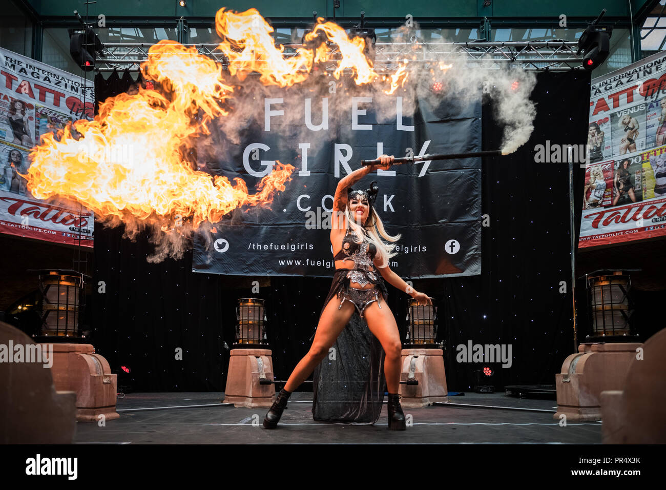 London, Großbritannien. 29. September 2018. Die Mädchen führen Sie atemberaubende Pyrotechnik am 14. Internationale Tattoo Convention in London am Dock. Credit: Guy Corbishley/Alamy leben Nachrichten Stockfoto