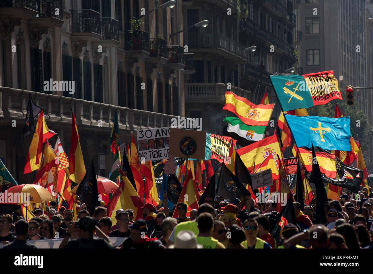 September 29, 2018 - Barcelona, Katalonien, Spanien - Mitglieder und Anhänger der spanischen Polizei Guardia Civil und die Policia Nacional durch Barcelonas Straßen anspruchsvollen Gehalt Verbesserungen und in Hommage an die Teilnahme gegen die Katalanische Referendum für die Unabhängigkeit vor einem Jahr marschierten. Stockfoto