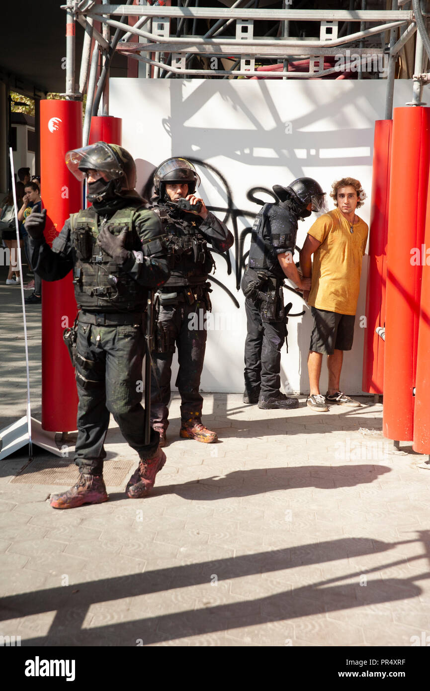 Barcelona. 29. September 2018. Katalonien's Pro-unabhängigkeit Unterstützer Zusammentreffen mit Mossos d'Esquadra Polizisten wie sie protestieren gegen eine Demonstration ihren Betrieb zum Gedenken an die 2017 Katalonien Unabhängigkeitsreferendum zu verhindern. Credit: Charlie Pérez/Alamy leben Nachrichten Stockfoto