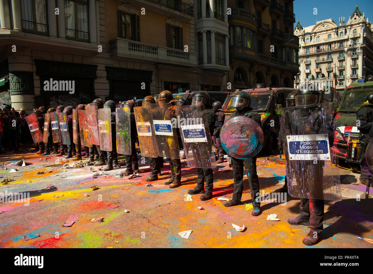 Barcelona. 29. September 2018. Katalonien's Pro-unabhängigkeit Unterstützer Zusammentreffen mit Mossos d'Esquadra Polizisten wie sie protestieren gegen eine Demonstration ihren Betrieb zum Gedenken an die 2017 Katalonien Unabhängigkeitsreferendum zu verhindern. Credit: Charlie PÃ©rez/Alamy leben Nachrichten Stockfoto