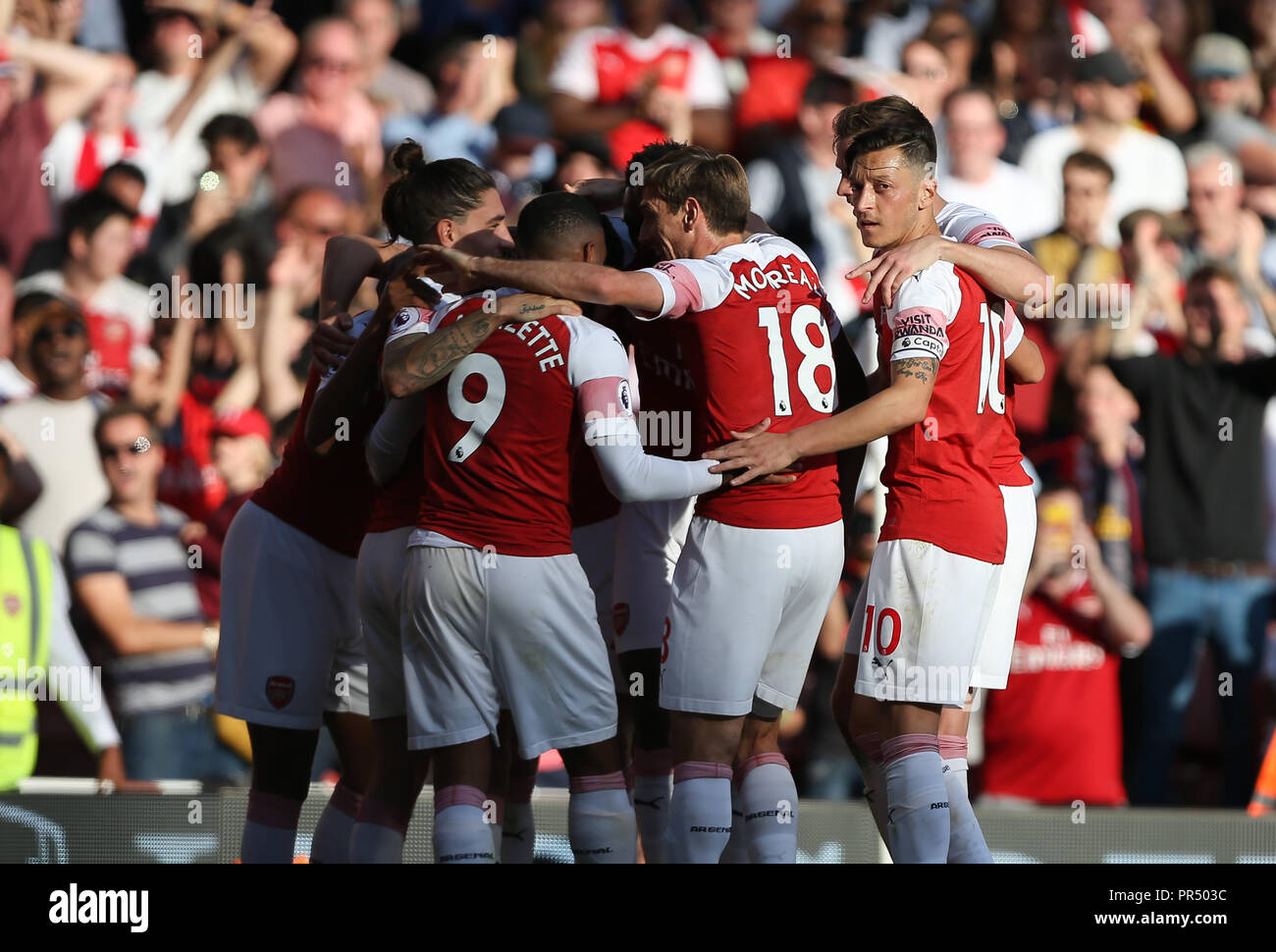 London, Großbritannien. 29. September 2018, Arsenal feiern wie Craig Cathcart von Watford Kerben ein Eigentor es 1-0 während der Premier League Spiel zwischen Arsenal und Watford im Emirates Stadium am 29. September 2018 in London, England zu machen. Credit: PHC Images/Alamy leben Nachrichten Stockfoto