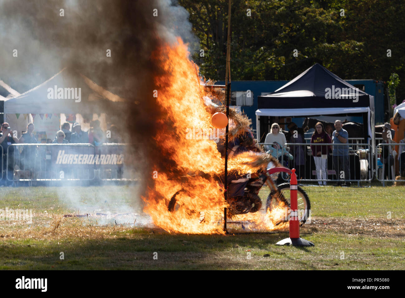 Brentwood Essex am 29. September 2018 Essex Land zeigen in Weald Park Brentwood Essex in herrlichen Herbst Sonnenschein. Ein Motorrad stunt rider Fahrten durch ein Feuer. Kredit Ian Davidson/Alamy leben Nachrichten Stockfoto