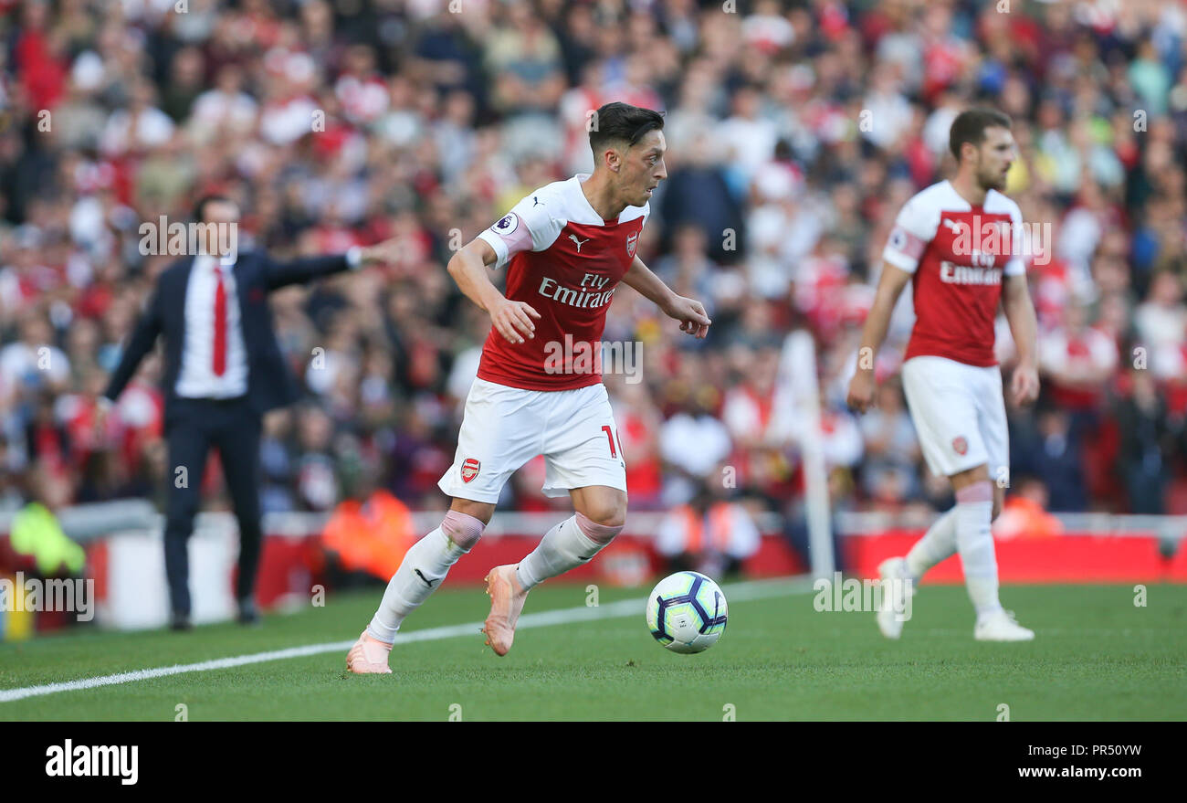 London, Großbritannien. 29. September 2018, Mesut Ozil von Arsenal auf die Kugel während der Premier League Spiel zwischen Arsenal und Watford im Emirates Stadium am 29. September 2018 in London, England. Credit: PHC Images/Alamy leben Nachrichten Stockfoto