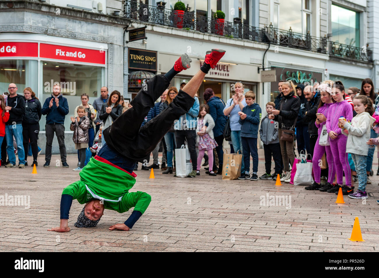 Cork, Irland. 29. September 2018. Ein Mitglied der SOG Break Dance Crew aus Dublin in der Einkäufer auf einer belebten Samstag Nachmittag. Credit: Andy Gibson/Alamy Leben Nachrichten. Stockfoto