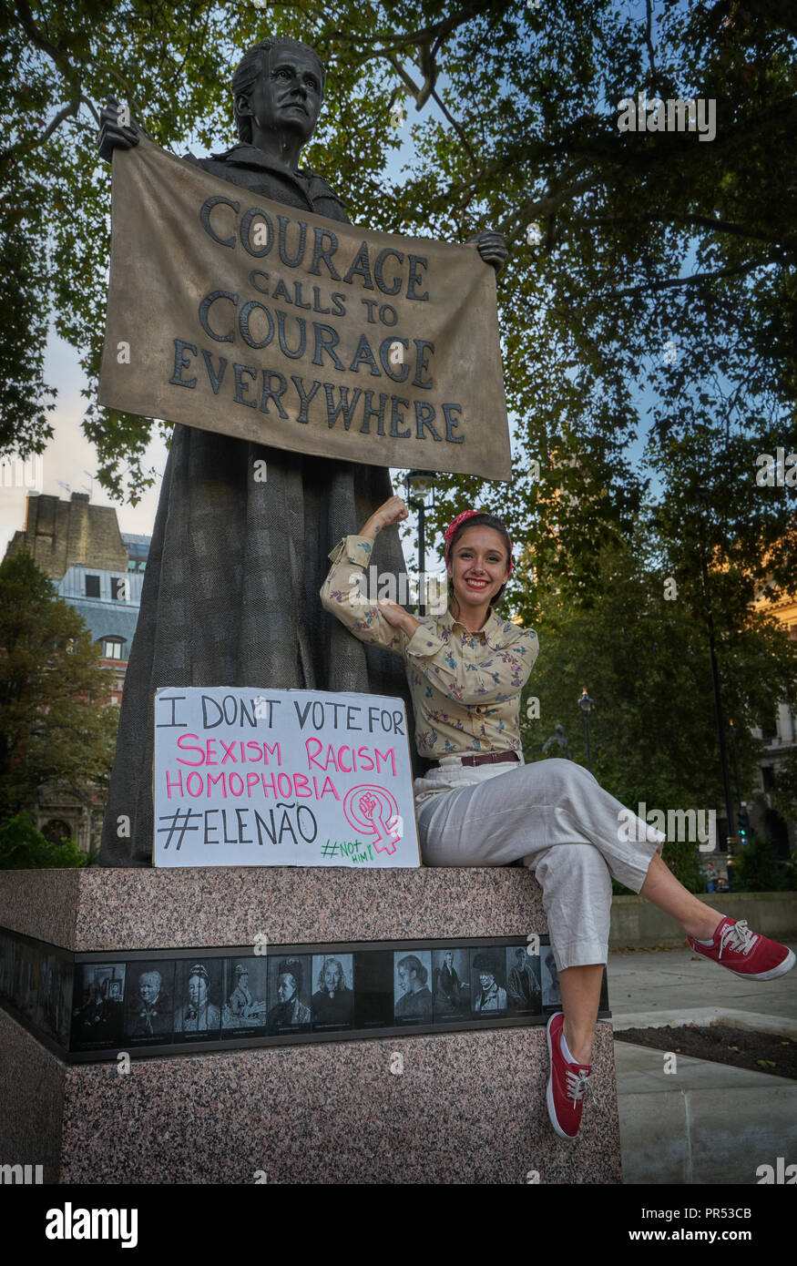 London, UK, 29. September 2018. Parliament Square London brasilianischen Bürgerrechte Protest in London am 29. September. Brasilianer in London Protest gegen die rechtsextremen politischen Kandidaten Jair bolsanaro und seine konservative Politik. Protest wird von Frauen von der Statue von suffragist Millicent Fawsett führte: Marc zakian/Alamy leben Nachrichten Stockfoto