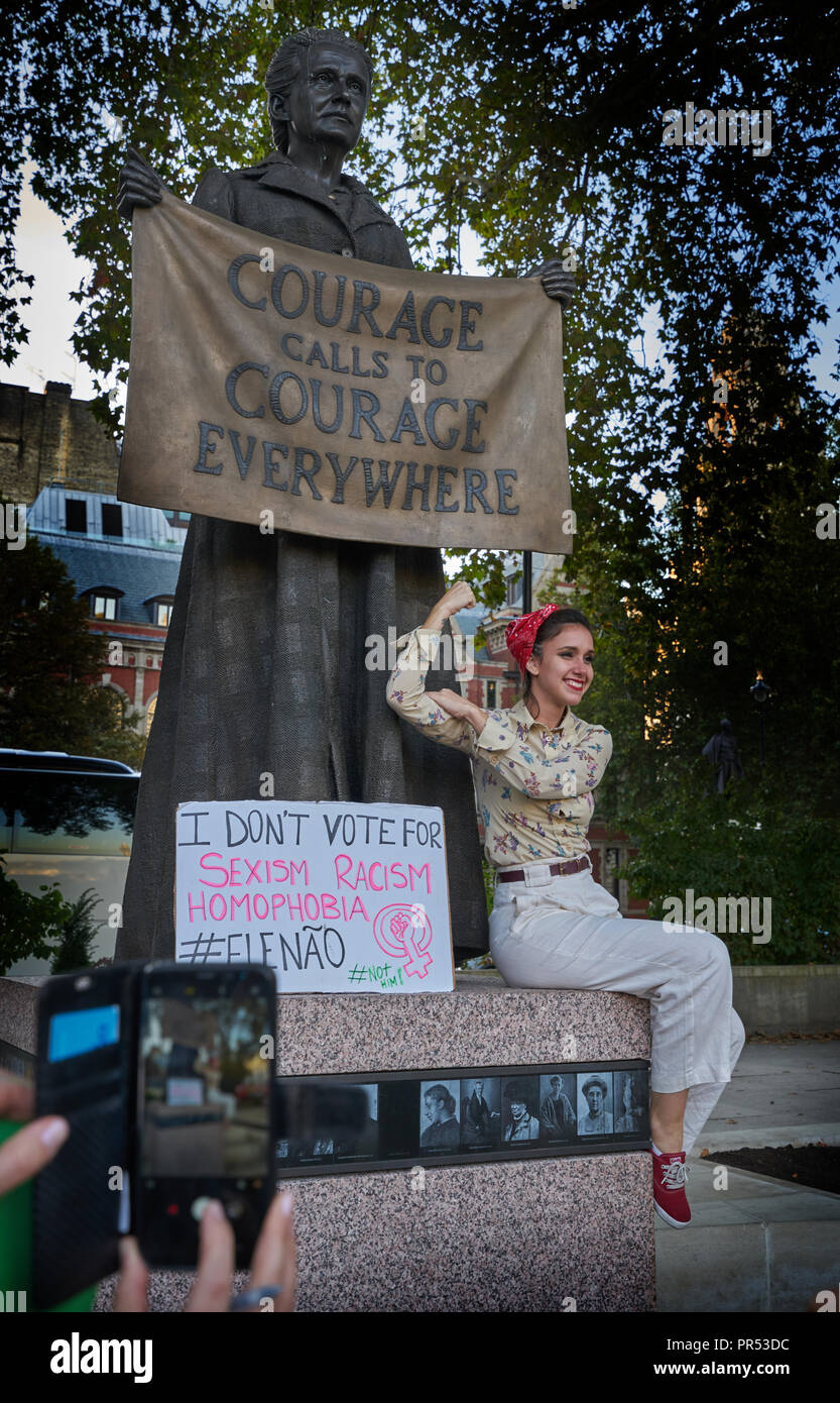 London, UK, 29. September 2018. Parliament Square London brasilianischen Bürgerrechte Protest in London am 29. September. Brasilianer in London Protest gegen die rechtsextremen politischen Kandidaten Jair bolsanaro und seine konservative Politik. Protest wird von Frauen von der Statue von suffragist Millicent Fawsett führte: Marc zakian/Alamy leben Nachrichten Stockfoto
