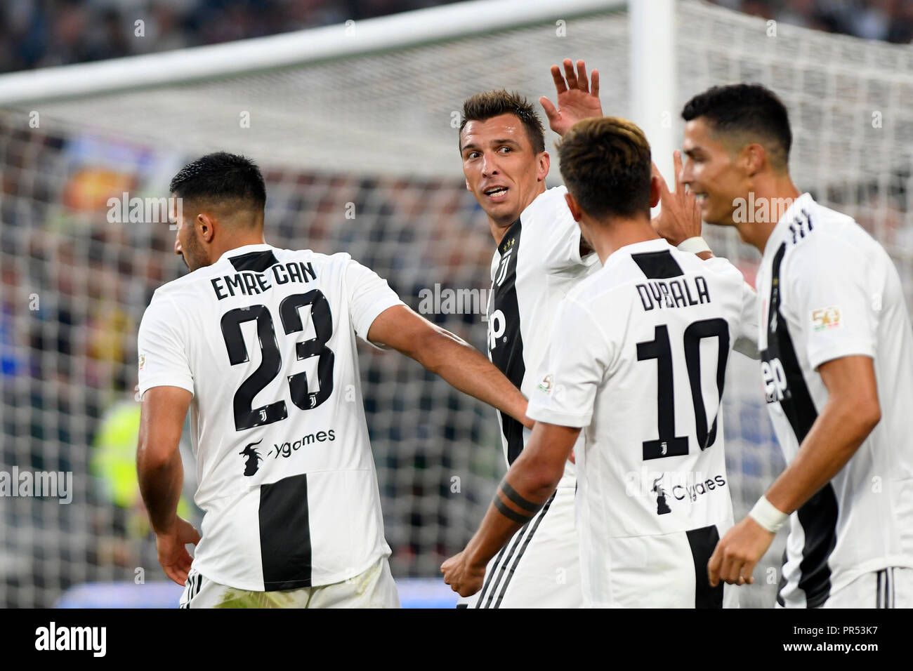 Allianz Stadion, Turin, Italien. 29 Sep, 2018. Ein Fußball-Serie, Juventus gegen Napoli; Juventus Spieler mit Mario Mandzukic von Juventus Turin nach dem Ziel von 2-1 in der 50 Minute Credit: Aktion plus Sport/Alamy Leben Nachrichten gefeiert. Stockfoto