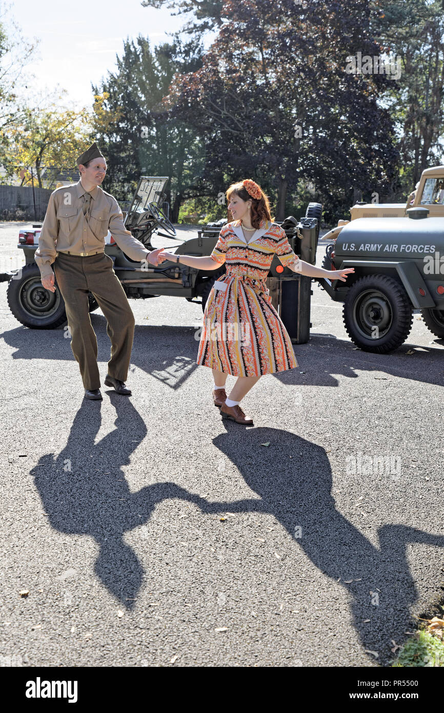 Bletchley Park Bletchley, Milton Keynes. UK. 29. September 2018. Warmes Wetter bringt Re-enactors und 1940 s Vintage Mode in Bletchley Park. Wyrdlight/Alamy leben Nachrichten Stockfoto