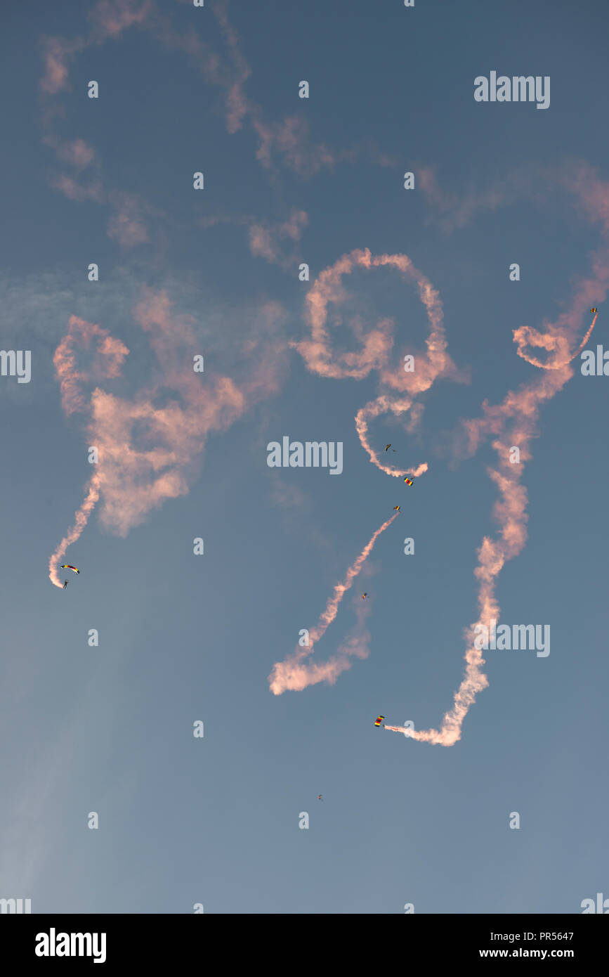 Cotswold, Gloucestershire, UK. 28. September 2018. Die Blitze Armee Fallschirm Display Team steigen auf Cotswold Flughafen. Credit: Heather Edwards/Alamy leben Nachrichten Stockfoto