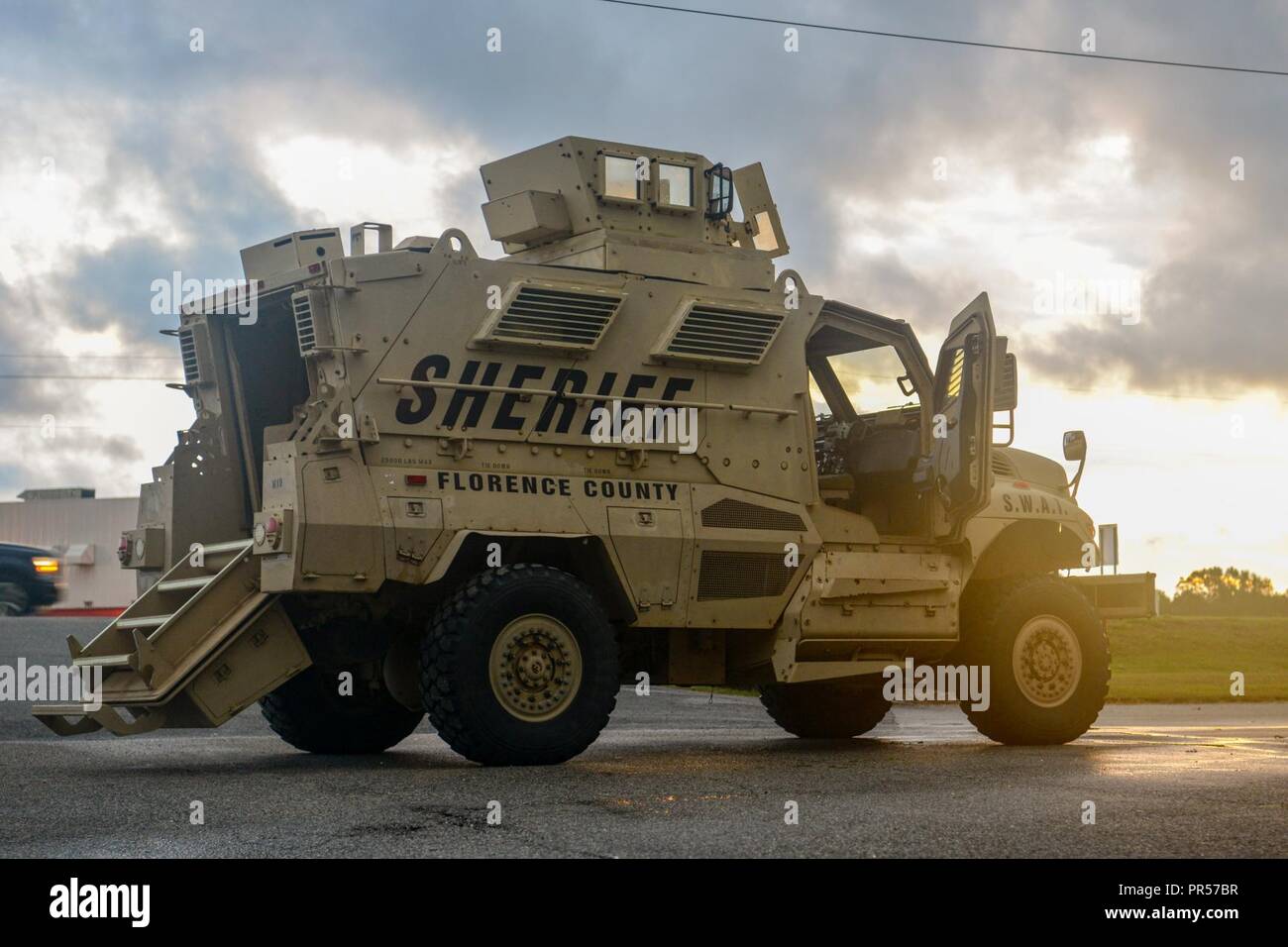 Ein Florenz Grafschaft, S.C., Sheriff's Department spezielle Waffen und Taktiken Fahrzeug während der Evakuierung Bemühungen wie die Black Creek River beginnt an Crest in Florenz, S.C., Sept. 16, 2018. Stockfoto