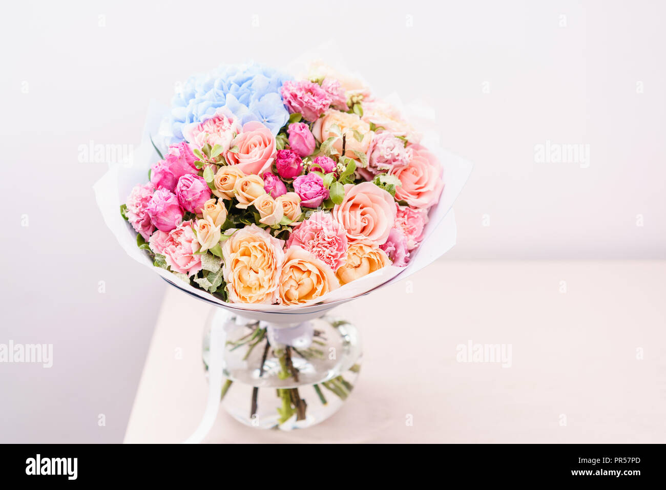 Schöner Frühling Bouquet. Blumen Anordnung mit ...