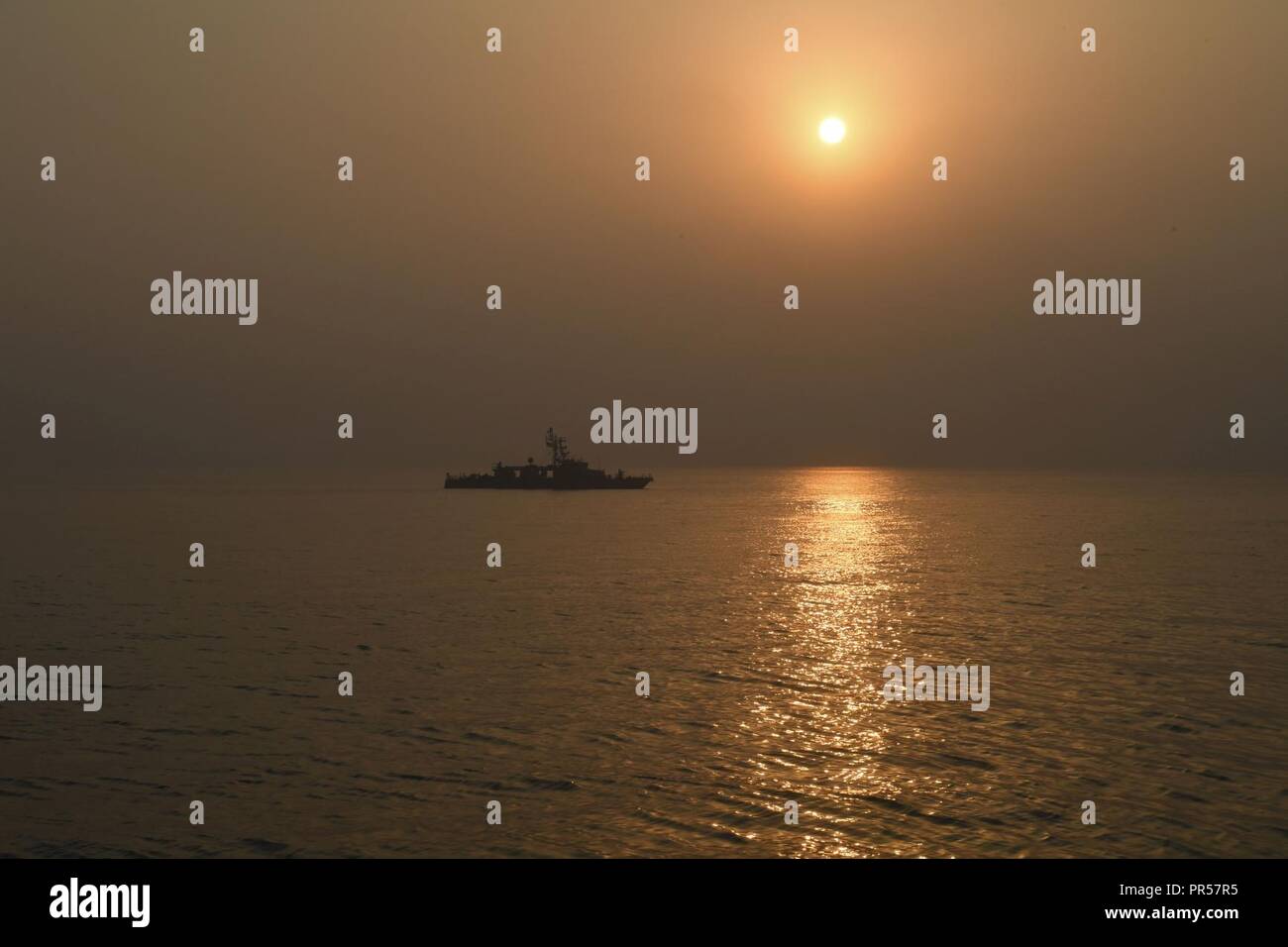 ARABIAN GULF (Sept. 16, 2018) Coastal Patrol Schiff USS Thunderbolt (PC12) fährt im offenen Wasser vor einem MK-60 Griffin geführte Raketen schießen. Schiffe der US-Flotte 5. Task Force 55 führen, Griffin Oberfläche-zu-Rakete und Naval gun Übungen gegen hohe Geschwindigkeit manövrieren Ziele ihre Fähigkeit minensuchbooten und andere Coastal Patrol Schiffe zu verteidigen. 5. US-Flotte und Koalition sind die Teilnahme an zahlreichen Übungen als Teil des größeren Theater Counter Mine und Maritime Sicherheit maritime Übung der Stabilität und der Sicherheit in den USA Centr zu gewährleisten Stockfoto