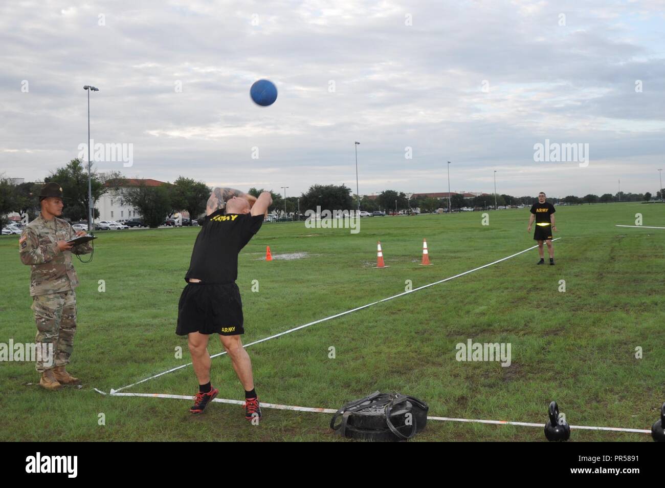 Us-Armee Sgt. 1. Klasse Adam Pohovey wirft einen gewichteten Medizinball Overhead während der Armee bekämpfen Fitness Test Sept. 17, 2018, Joint Base San Antonio-Fort Sam Houston. Pohovey, New Philadelphia, Ohio Eingeborener, sagte, er begrüßt das neue Fitness Test in der Armee. Die ACFT ist der erste Teil der Armee beste Medic Wettbewerb. Zwanzig - sieben Mannschaften von zwei Soldaten - Mediziner konkurrieren in die dieses Jahr beste Medic Wettbewerb. Stockfoto