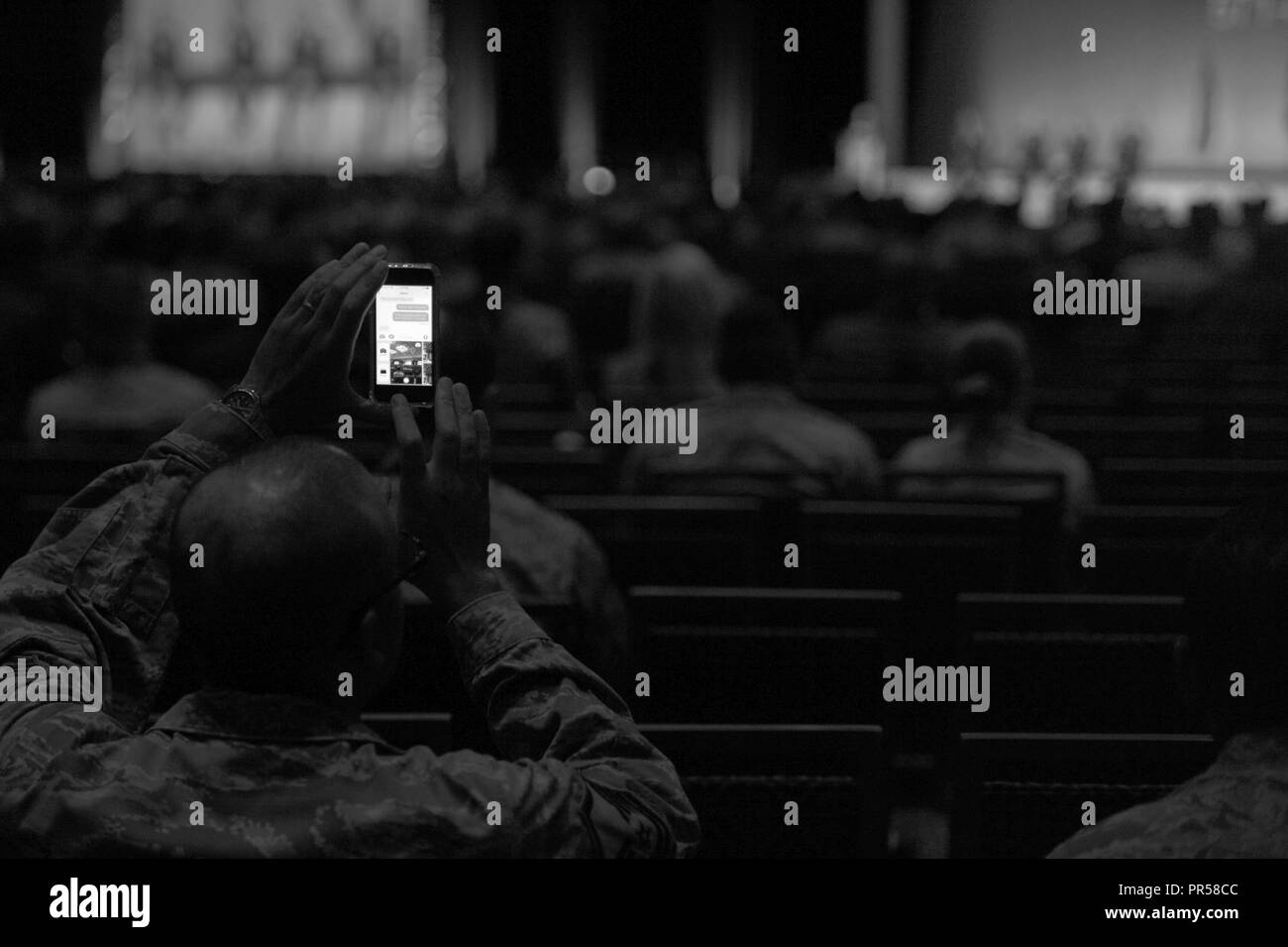 Einen Flieger nimmt ein Foto bei einer Podiumsdiskussion mit Gen. Tod D. Wolters, Kommandeur der US-Streitkräfte in Europa, US Air Forces Afrika und Kommandant, Allied Air Command, General John W. Raymond, Commander, Air Force Space Command, General Timothy M. Ray, Commander, Luftwaffe Luftwaffe Global Strike Command und Generalleutnant Marshall B. Webb, Commander, Air Force Special Operations Command während der Air Force Association der Luft-, Raumfahrt- und Cyber-Konferenz in National Harbor, MD., Sept. 17, 2018. Die Veranstaltung ist eine professionelle Entwicklung Konferenz, bietet eine Gelegenheit für Verteidigungsministerium Stockfoto