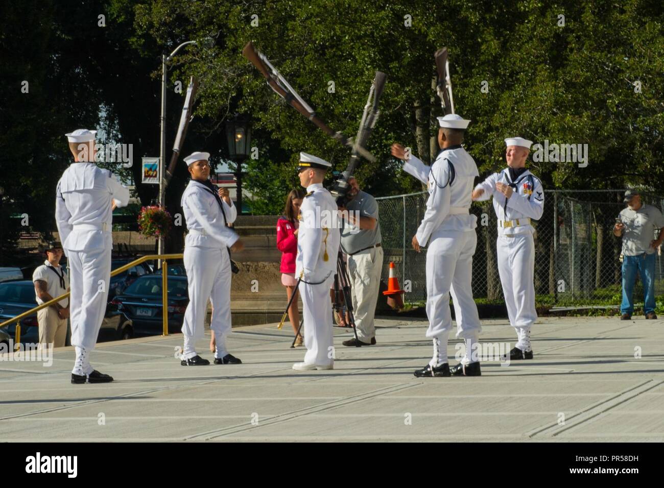 SPRINGFIELD, Massachusetts (17. September 2018) Die US-Marine Drill Team führt während einer Zeremonie, wo Domenic Sarno, der Bürgermeister der Stadt Springfield, September 17-23 Marine Woche außerhalb Springfield Rathaus verkündet wurde, offiziell weg von Springfield Marine Woche. Marine Wochen sind so konzipiert, dass sie die Öffentlichkeit mit Navy Sailors, Programme und Einrichtungen im ganzen Land zu verbinden. Jedes Jahr, Amerikas Marine nach Hause kommt auf ca. 15 Städten im ganzen Land zu zeigen, warum die Amerikaner eine starke Marine entscheidend für den American Way of Life. Stockfoto