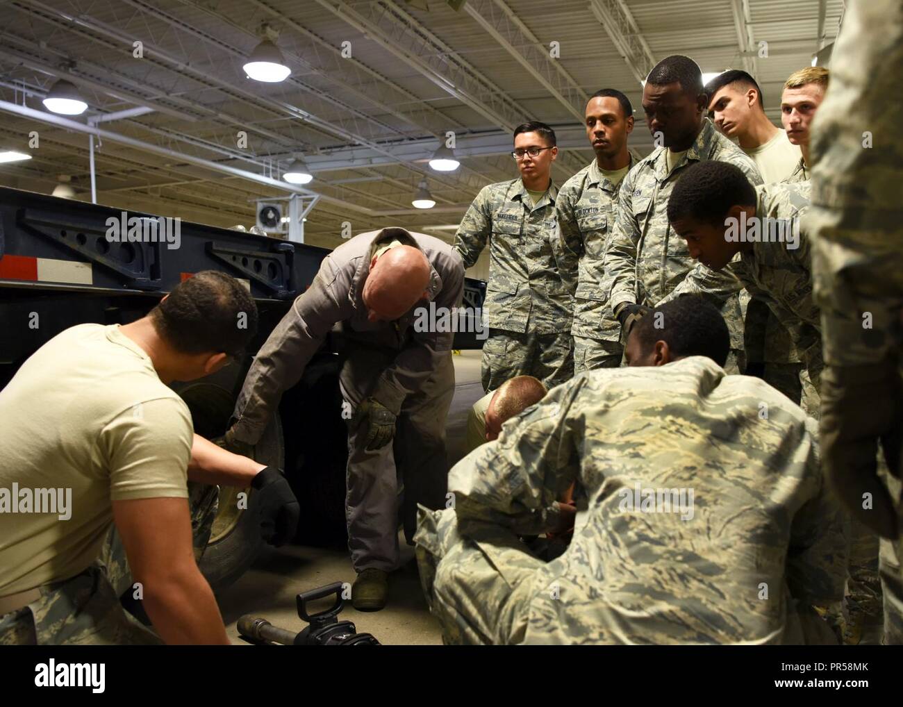 Die Mitglieder des 5. Logistik Bereitschaft Squadron versammeln sich um eine Demonstration auf einem Dual-Reifen Traktor Anhänger an Minot Air Force Base, North Dakota, Sept. 12, 2018. Die ausbildung Validierung betrieb Abschnitt Züge, zertifiziert und erhält die Unterlagen für die 5. LRS Flieger. Stockfoto