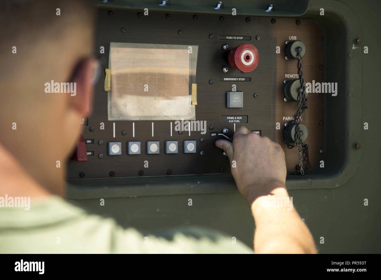 Pfc. Max Hulsey schaltet die Power eines Environmental Control Unit (ECU) während einer präventiven Funktionsprüfung Sept. 17, 2018 im Camp Kinser, Okinawa, Japan. Electronic Maintenance Company (EMC) führt Tests der Funktionsprüfung ihrer Ausrüstung ordnungsgemäß ausgeführt wird, um zu gewährleisten. Hulsey, ein Eingeborener von Poulsbo, Washington, ist eine grundlegende Kälte-Klima-Techniker mit EMC, Wartung Bataillon, Bekämpfung der Logistik Regiment 35. Stockfoto