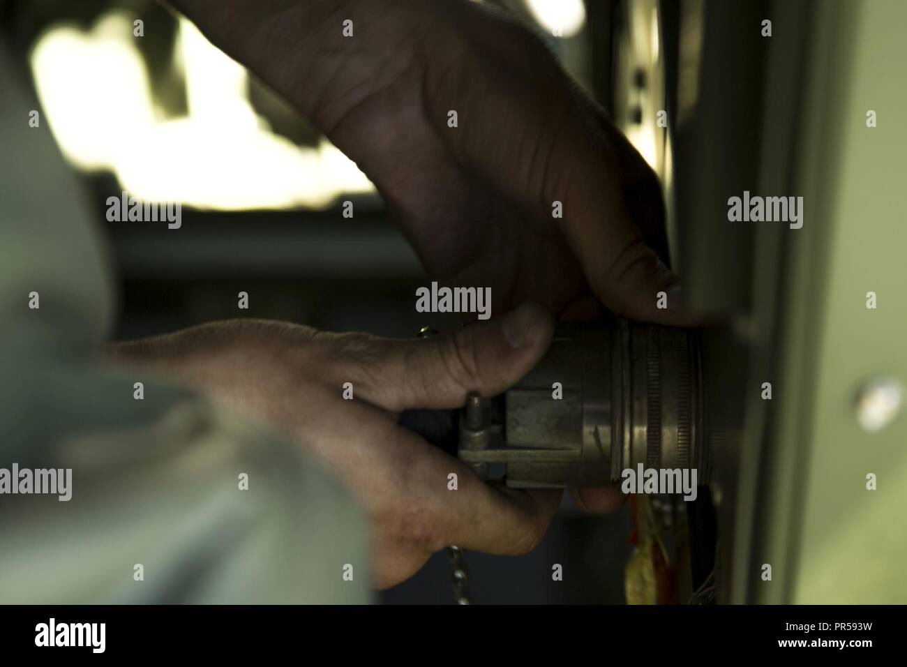 Pfc. Max Hulsey verbindet ein Netzkabel an die Steuereinheit (ECU), während Sie Tests der Funktionsprüfung Sept. 17, 2018 im Camp Kinser, Okinawa, Japan. Electronic Maintenance Unternehmen nutzt die Kälte- und Klimatechnik Techniker ihre Ausrüstung zu gewährleisten ist ordnungsgemäß gewartet und eingesetzt werden. Hulsey, ein Eingeborener von Poulsbo, Washington, ist eine grundlegende Kälte-Klima-Techniker mit EMC, Wartung Bataillon, Bekämpfung der Logistik Regiment 35. Stockfoto