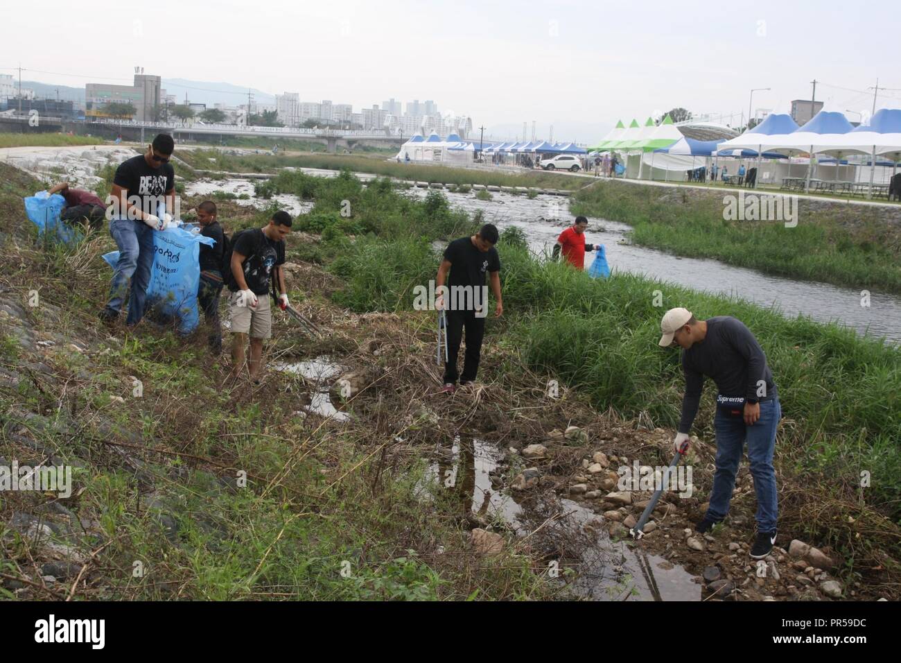 Us-Marines helfen, eine lokale City Park Sep.17, 2018 in Ocheon-Eup, Südkorea reinigen. Marines vom 3. Transport Support Battalion (TSB) nahm sich Zeit aus ihren vollen Terminkalender, den Tag zu verbringen Reinigung ein Park als Teil der Gemeinschaft. Die Marines sind mit 3 TSB, Bekämpfung der Logistik Regiment (CLR) 3, aus Okinawa, Japan. Stockfoto