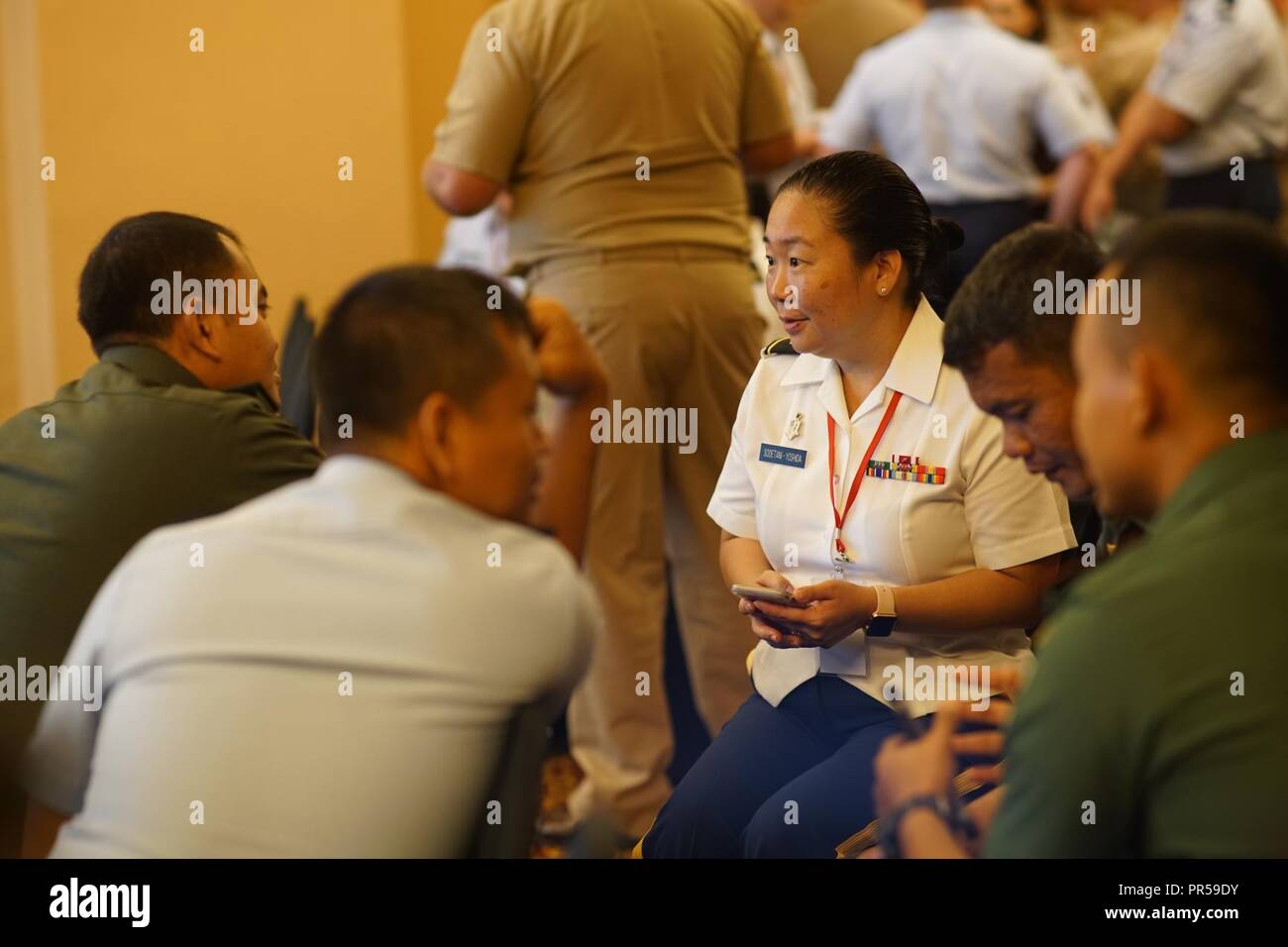 Oklahoma Army National Guard, Maj. Lauren Sodetani-Yoshida, Gespräche mit ihren Amtskollegen aus den Tentara Nasional Indonesia am zweiten Tag der Gema Bhakti als Schwerpunkt der Übung aus dem akademischen Personal Planung bis zur Ausführung, Sept. 18, 2018, Jakarta Indonesien verlagert. Gema Bhakti ist eine gemeinsame Kraft, multi-nationalen Mitarbeiter Übung, in der die militärische Personal aus den USA Indopazifik Befehl und in Indonesien durch einen Prozess der militärischen Entscheidungsfindung bekannt. Dieser Prozess ist ein wichtiger Schritt, bei dem die Mitarbeiter des Commander arbeiten mit mit allen höheren und niedrigeren Befehle an d Stockfoto