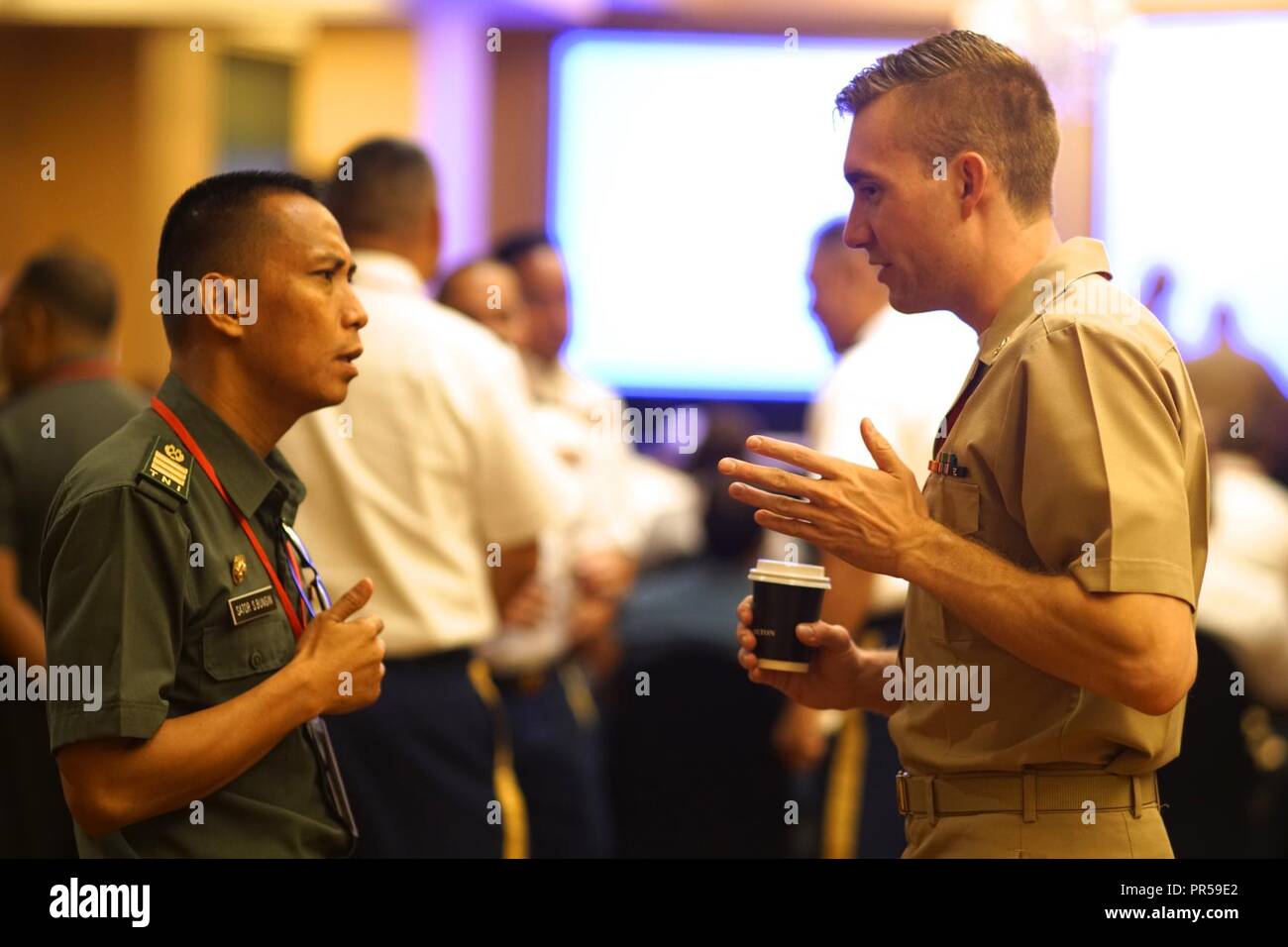 U.S. Navy Legal Officer lt Allan Thorson und Tentara Nasional Indonesia, Kapitän Sator S Bungin die rechtlichen Konsequenzen der bevorstehenden Szenario, in dem die militärische Planung übung Gema Bhakti, Sept. 18, 2018, Jakarta Indonesien diskutieren. Gema Bhakti ist eine gemeinsame Kraft, multi-nationalen Mitarbeiter Übung, in der die militärische Personal aus den USA Indopazifik Befehl und in Indonesien durch einen Prozess der militärischen Entscheidungsfindung bekannt. Dieser Prozess ist ein wichtiger Schritt, bei dem die Mitarbeiter des Commander arbeiten mit mit allen höheren und niedrigeren Befehle an die Mission, seine Variablen definieren, und die si Stockfoto