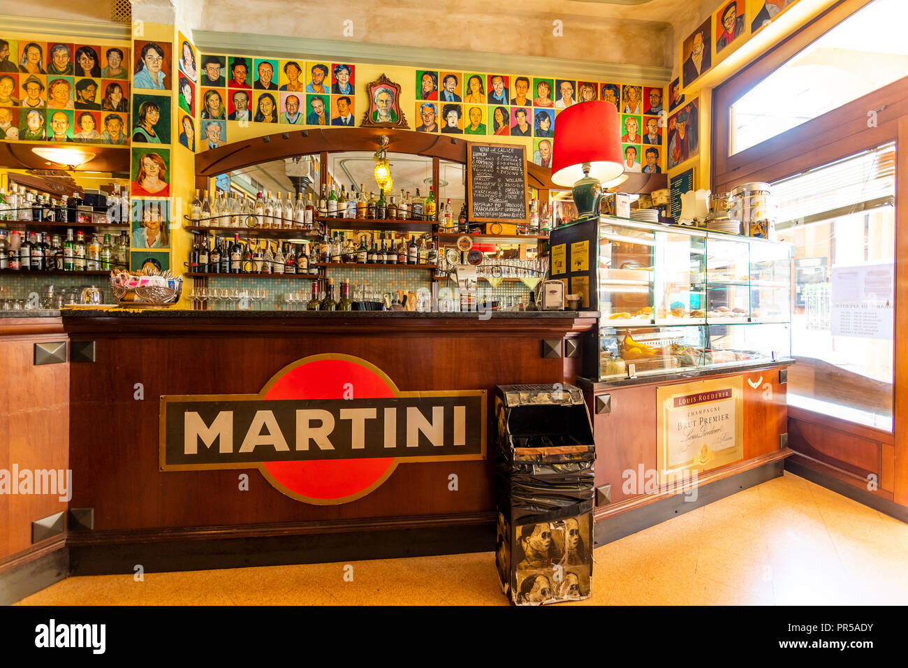 Martini Zeichen in einer traditionellen Bar von Bologna, Italien. Stockfoto