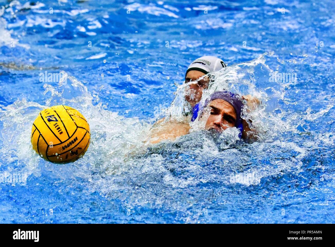 Us Air Force Academy - - Lukas Andres Kämpfe aus der Concordia Patrick Zsiros für eine lose Ball im Sept. 15, 2018 Western Water Polo Association Konferenzöffner bei der Kadett Natatorium, hier. Air Force gewann den Wettbewerb durch eine Kerbe von 19-11. Stockfoto